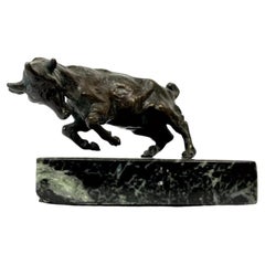Maquette autrichienne ancienne en bronze coulé représentant une chèvre en pleine charge, posée sur un socle en marbre vert
