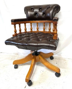 Fauteuil de bureau de capitaine Chesterfield en cuir marron avec piètement pivotant