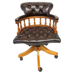 Fauteuil de bureau de capitaine Chesterfield en cuir marron avec piètement pivotant