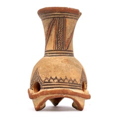 Vase tripode en poterie peinte de Chancay (époque précolombienne), Pérou