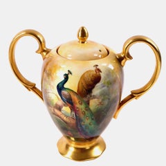 Vaso-urna con coperchio in porcellana bone china dipinto a mano da Richard Budd con pavoni