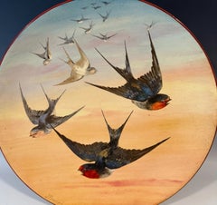 Grande assiette murale en faïence « Royal Worcester », décorée d'hirondelles, J. Bradley