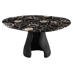 Trueing • Table de salle à manger sculpturale en bois pétrifié d'Odditi