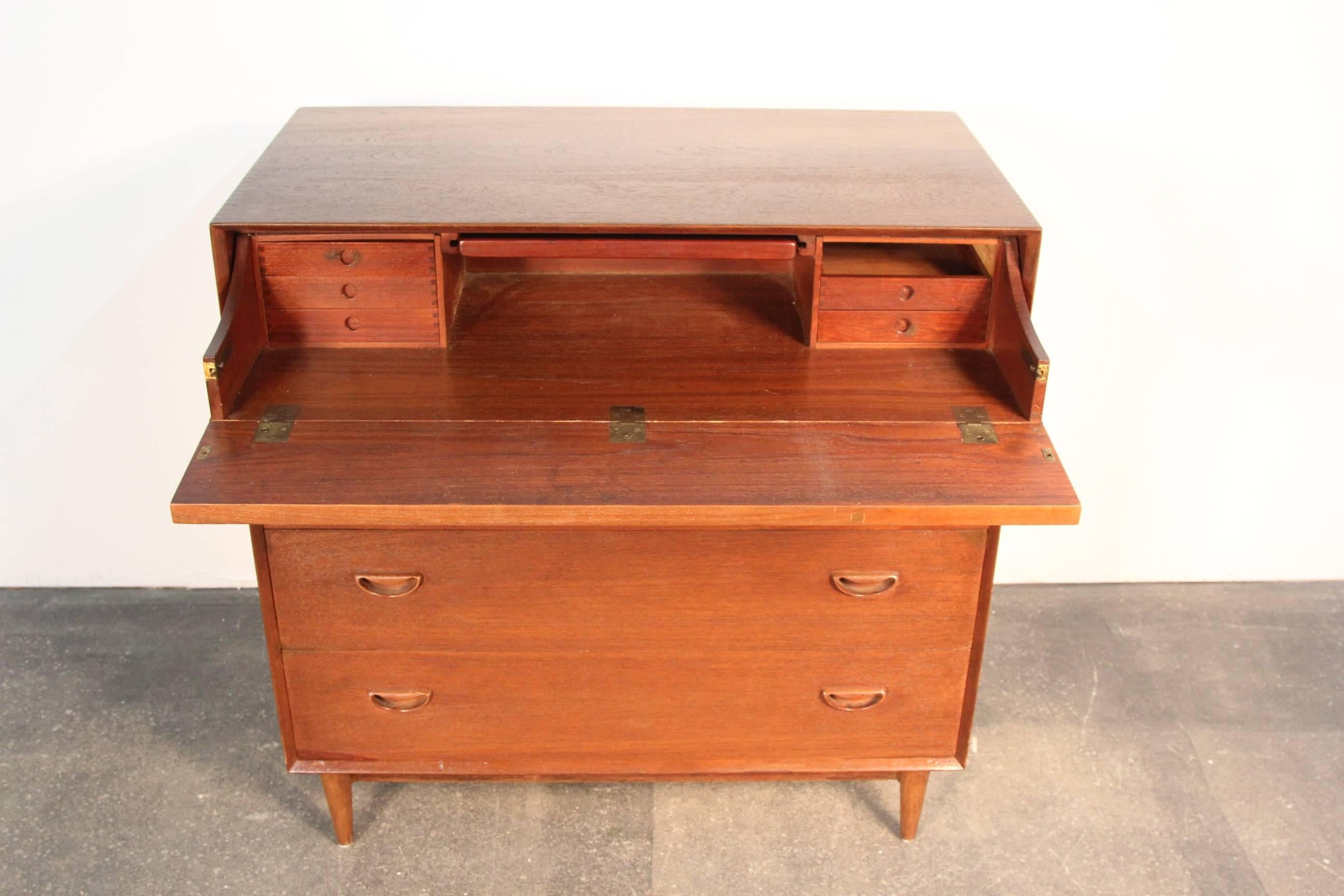 American Peter Hvidt Four-Drawer Dresser and Vanity For Sale