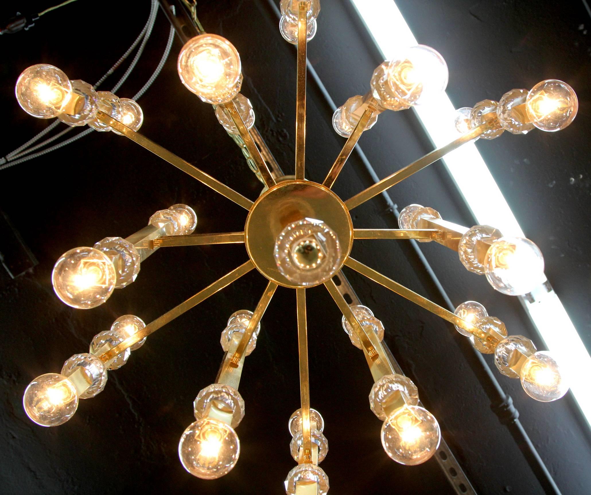 Striking Gaetano Sciolari Mid-Century Twenty-Four-Light Brass Chandelier In Excellent Condition In Bridport, CT