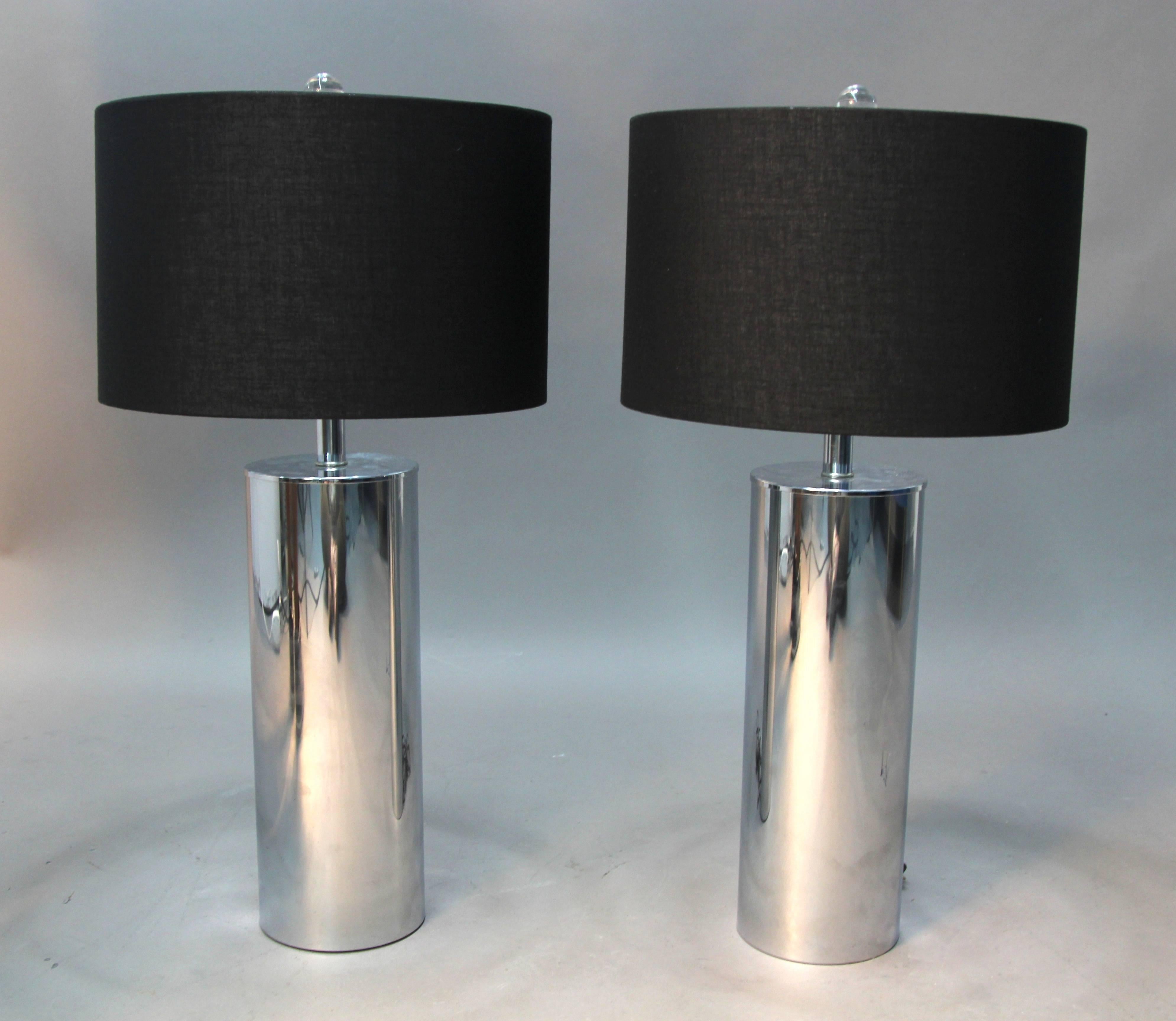Gorgeous pair of chrome tube lamps, or lipstick tube lamps. Black fabric shades with silver lining and Lucite finials. Incredible Mid-Century lighting example.