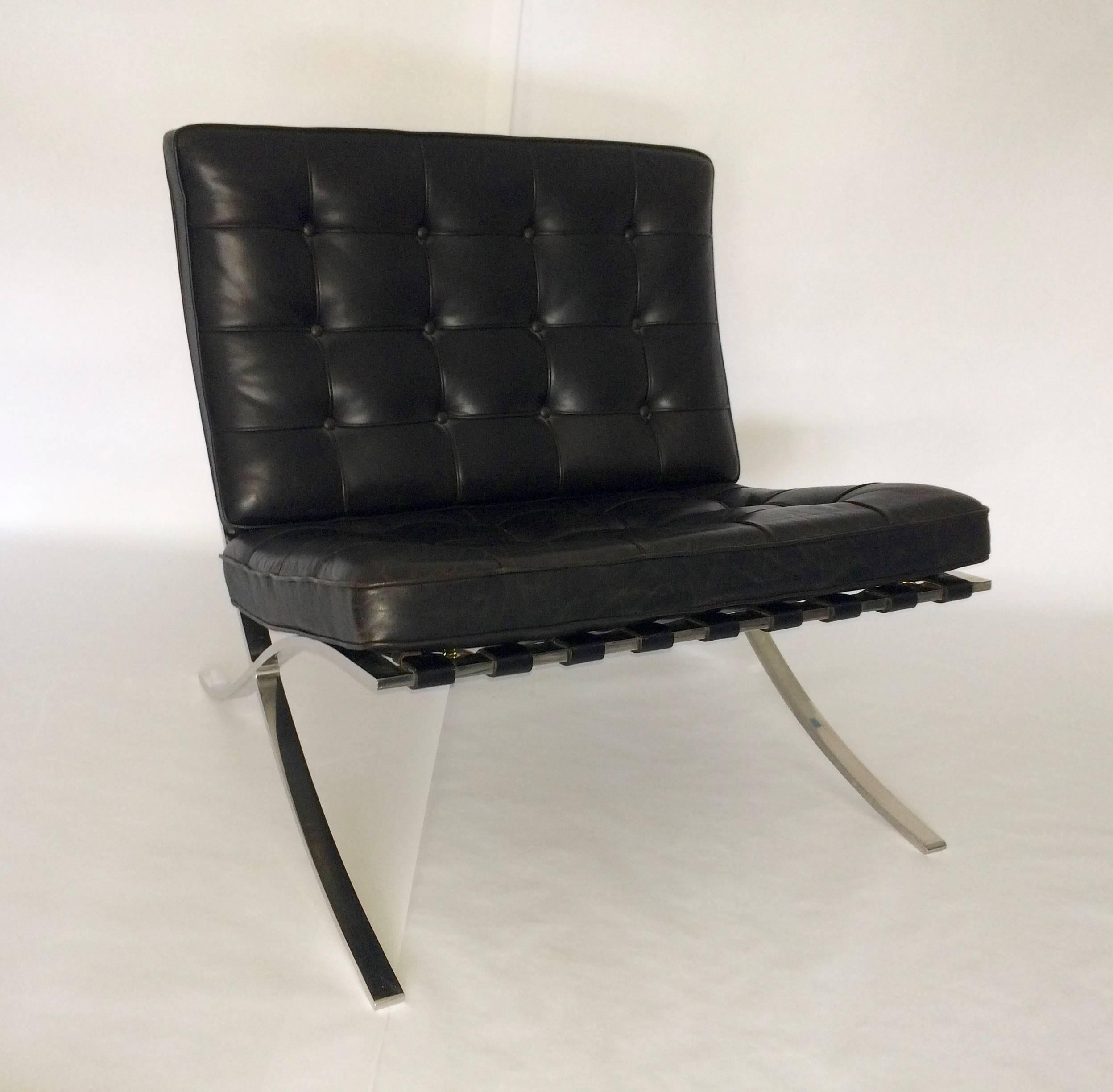 Mid-Century Modern Pair of Black Leather Barcelona Chairs by Knoll