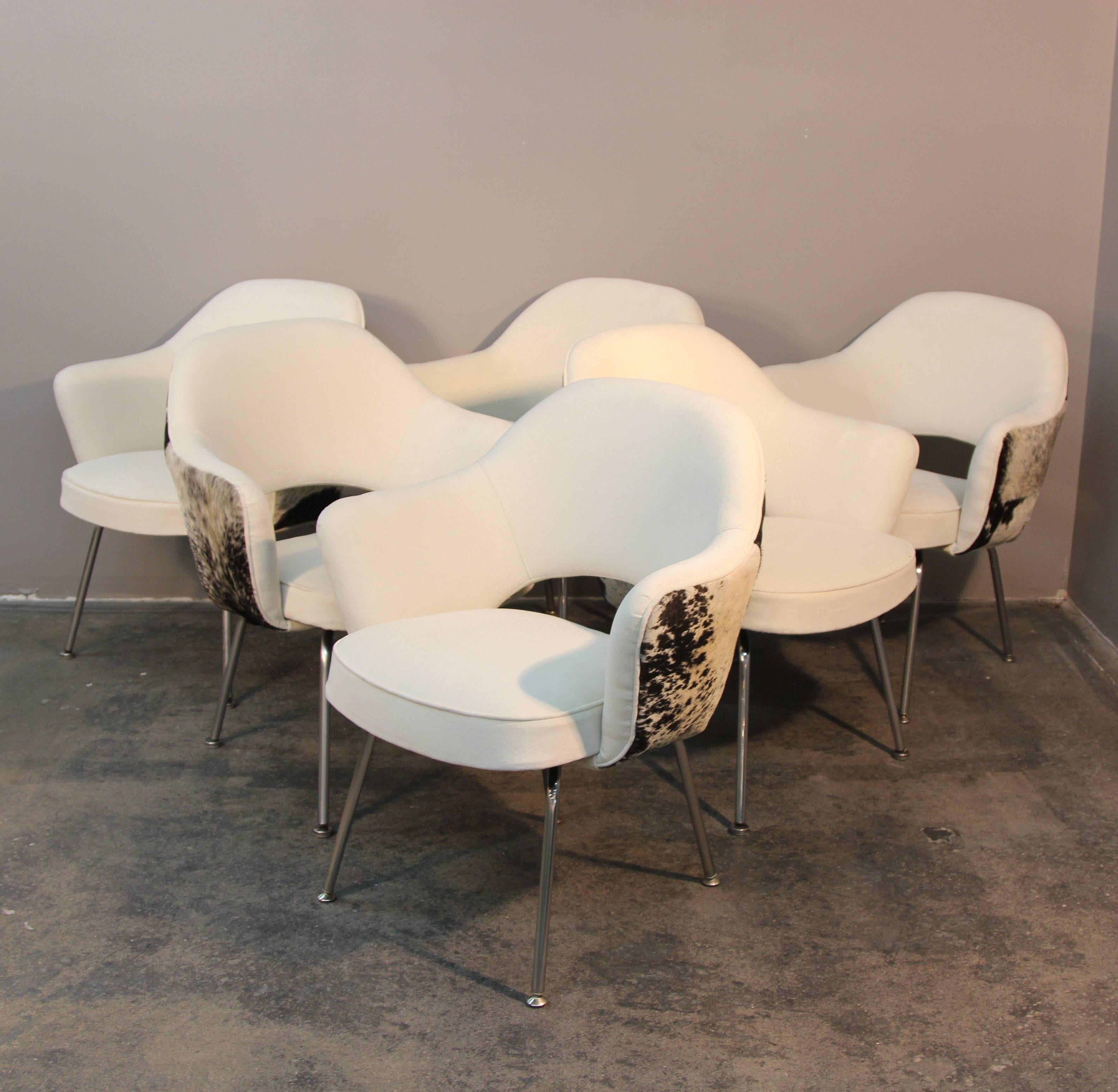 Set of  Saarinen Executive Chairs in Velvet and Hide 1