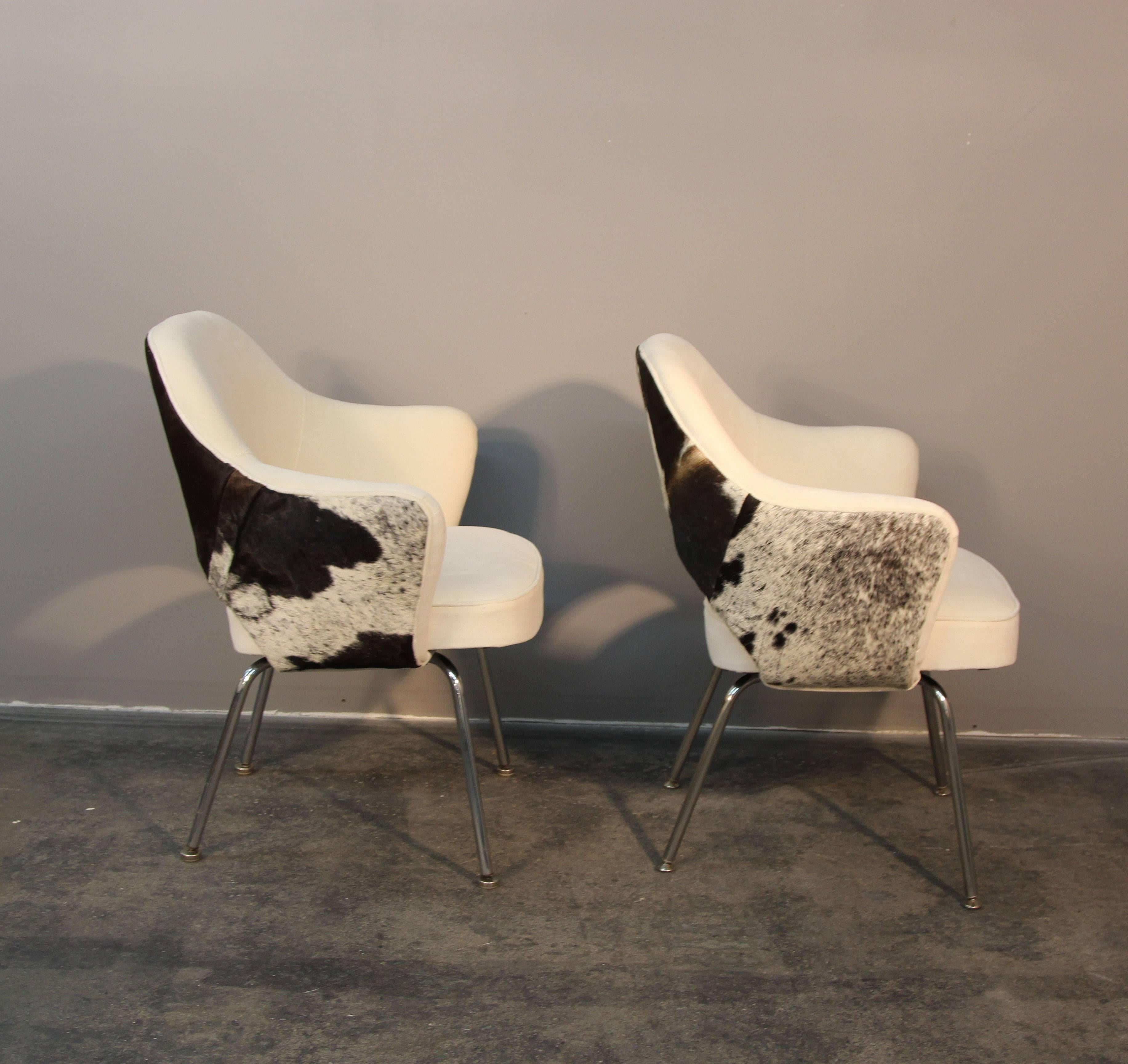 Set of  Saarinen Executive Chairs in Velvet and Hide In Excellent Condition In Bridport, CT