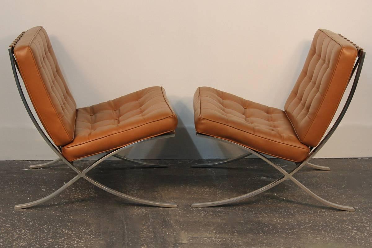 Pair of Mies Van De Rohe Barcelona Chairs with Matching Ottomans for Knoll In Excellent Condition In Bridport, CT