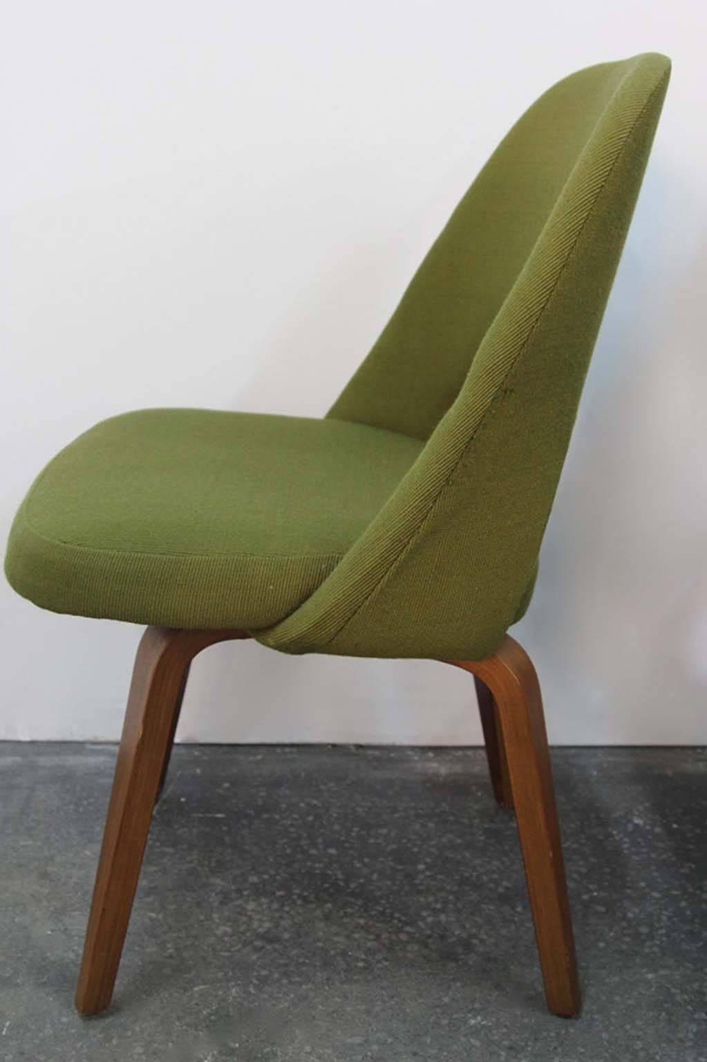 Amazing and rare original set of Eero Saarinen for Knoll Executive side chairs. Not with the common steel legs, but rather with the rare walnut legs. With original labels. Chairs are in ok condition as is, upholstery could use a cleaning and the