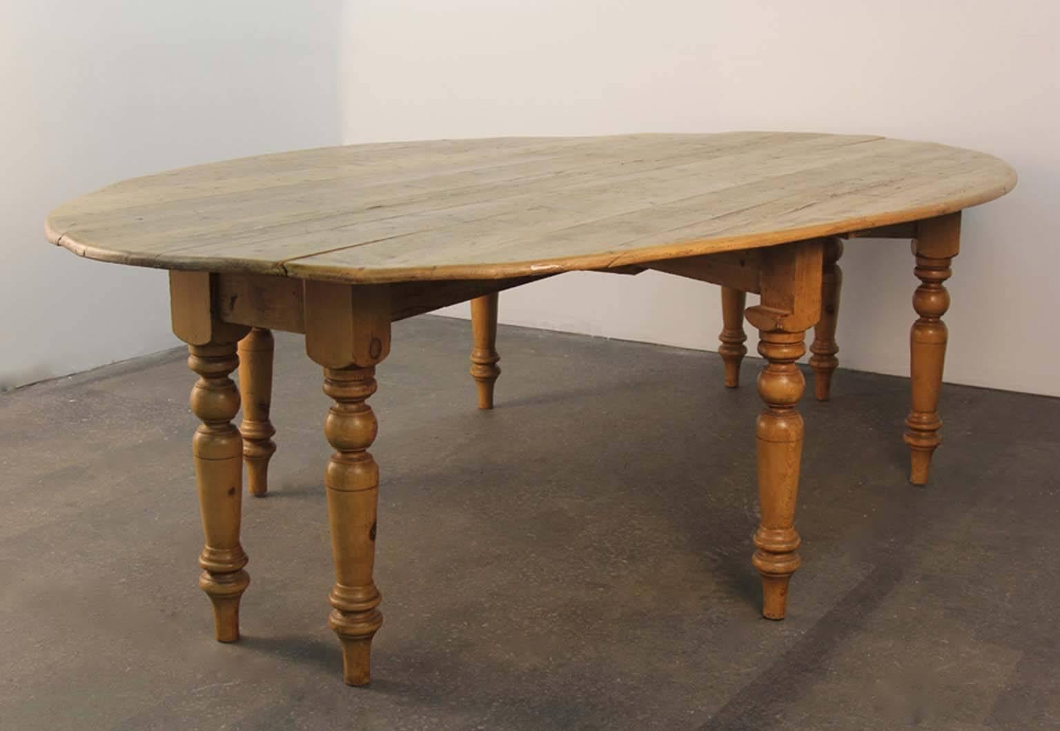 18th Century Pine Oval Drop-Leaf Dining Table For Sale