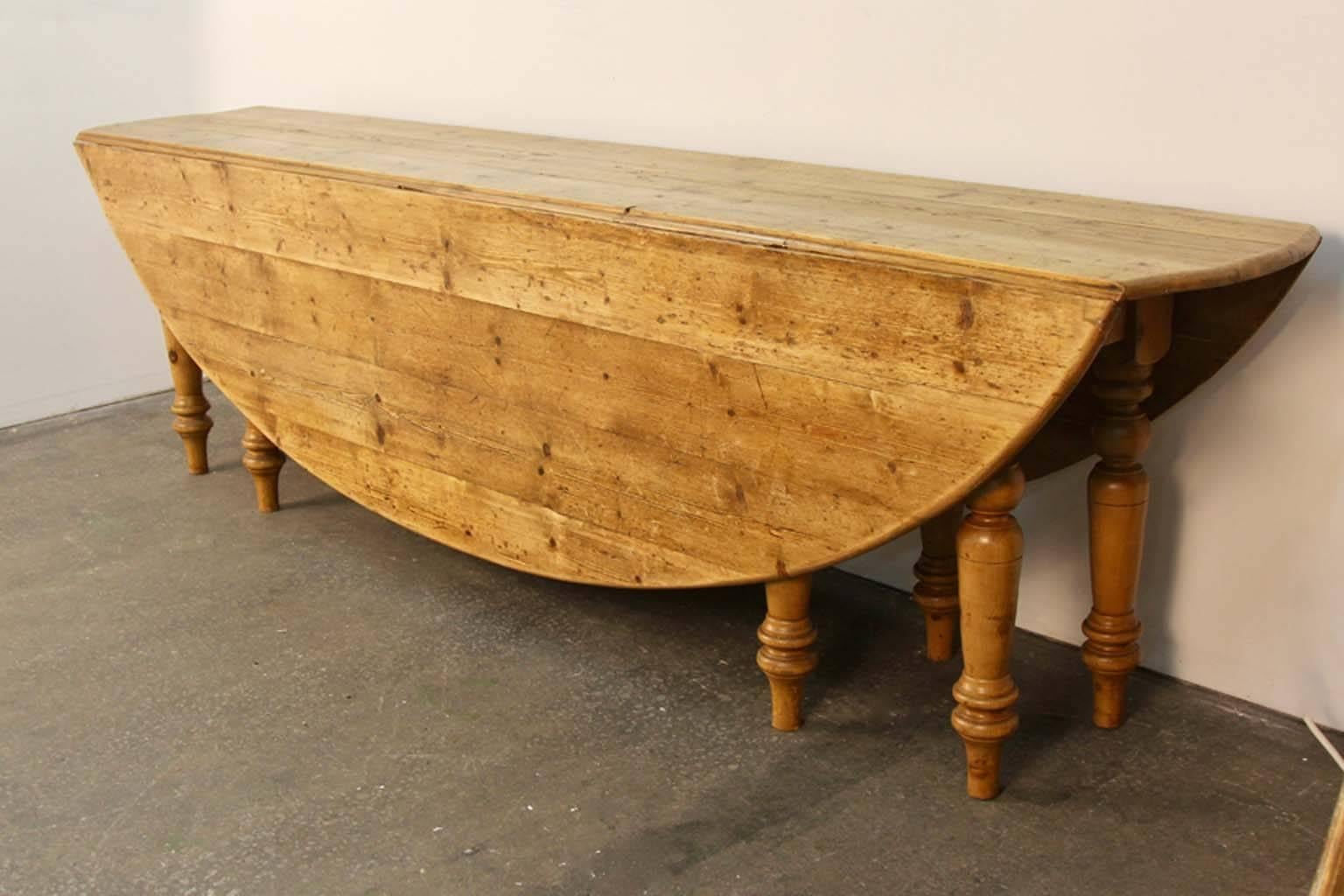 Pine Oval Drop-Leaf Dining Table In Excellent Condition For Sale In Bridport, CT