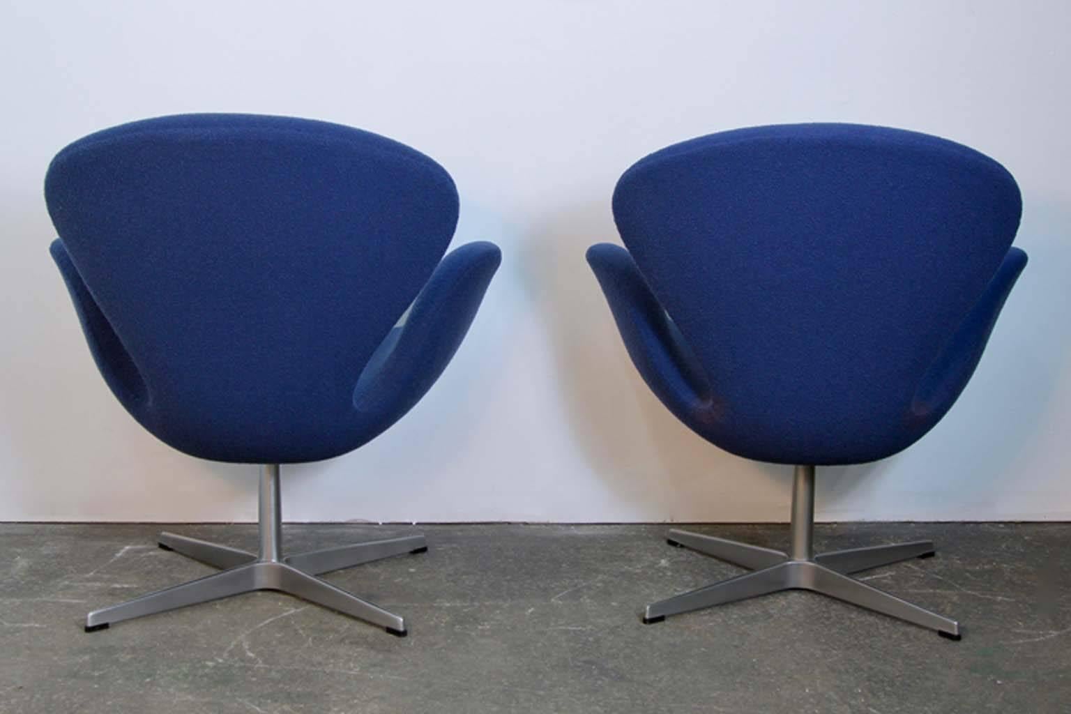 Mid-Century Modern Pair of Arne Jacobsen Swan Chairs by Fritz Hansen for Knoll Studio