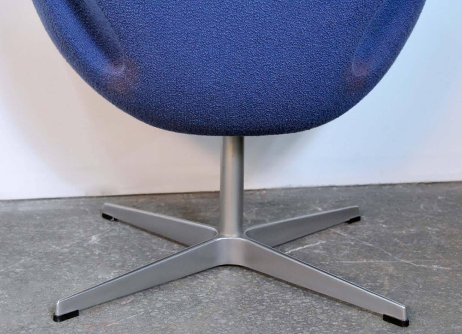 Danish Pair of Arne Jacobsen Swan Chairs by Fritz Hansen for Knoll Studio