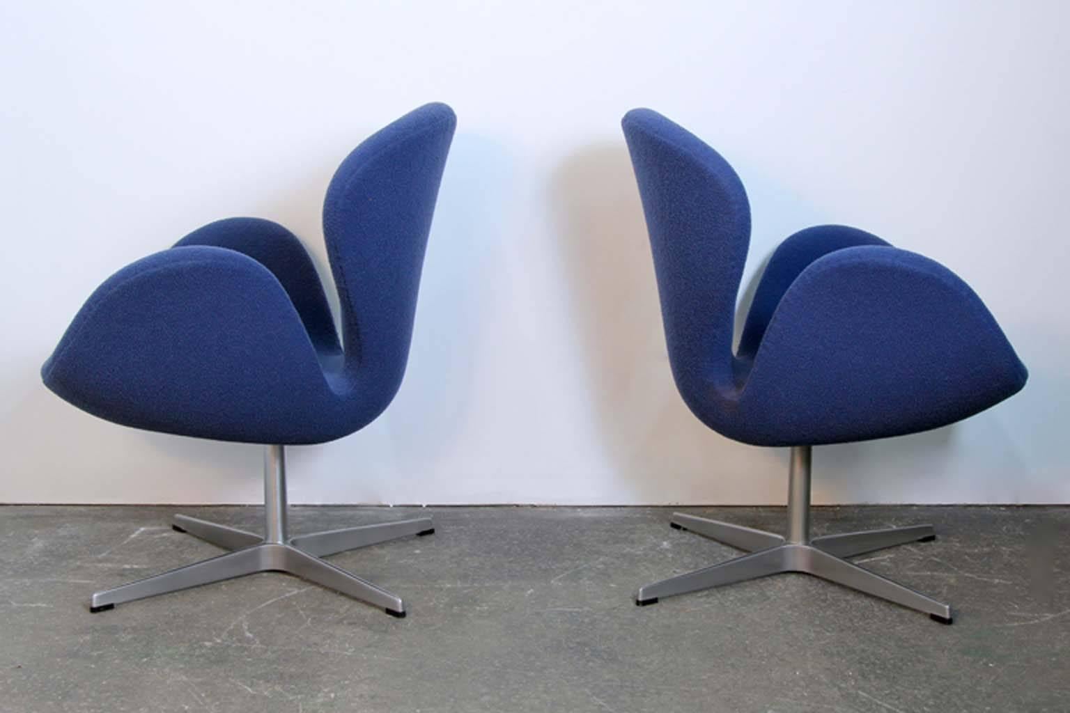 Pair of Arne Jacobsen Swan Chairs by Fritz Hansen for Knoll Studio In Good Condition In Bridport, CT