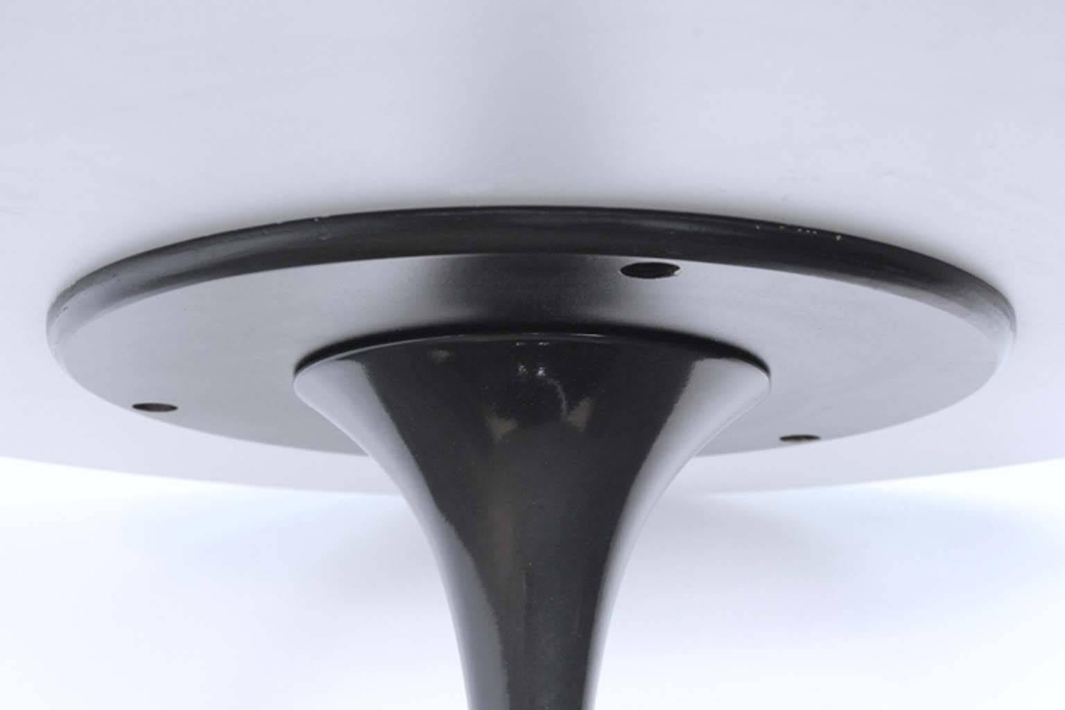 American Knoll Studio 1956, Signed Saarinen Heavy Black Lacquer Base, Round White Dining For Sale
