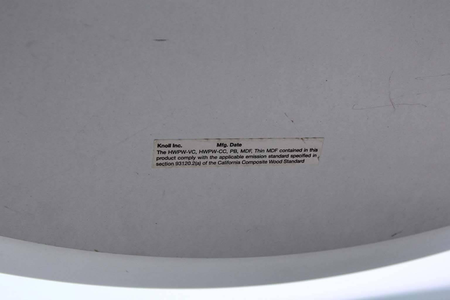 Knoll Studio 1956, Signed Saarinen Heavy Black Lacquer Base, Round White Dining In Good Condition For Sale In Bridport, CT