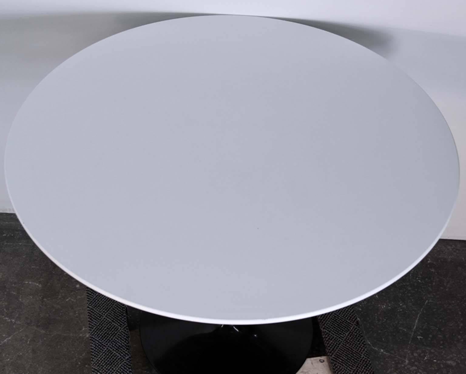 Mid-20th Century Knoll Studio 1956, Signed Saarinen Heavy Black Lacquer Base, Round White Dining For Sale