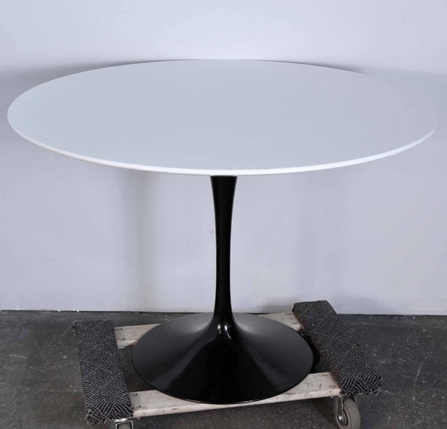Knoll Studio 1956, Signed Saarinen Heavy Black Lacquer Base, Round White Dining For Sale 1