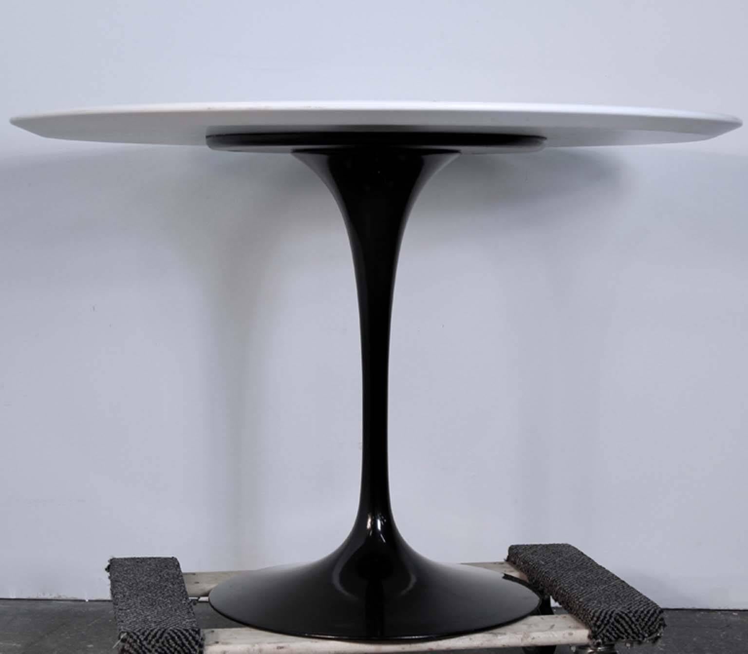Knoll Studio 1956, Signed Saarinen Heavy Black Lacquer Base, Round White Dining For Sale 2