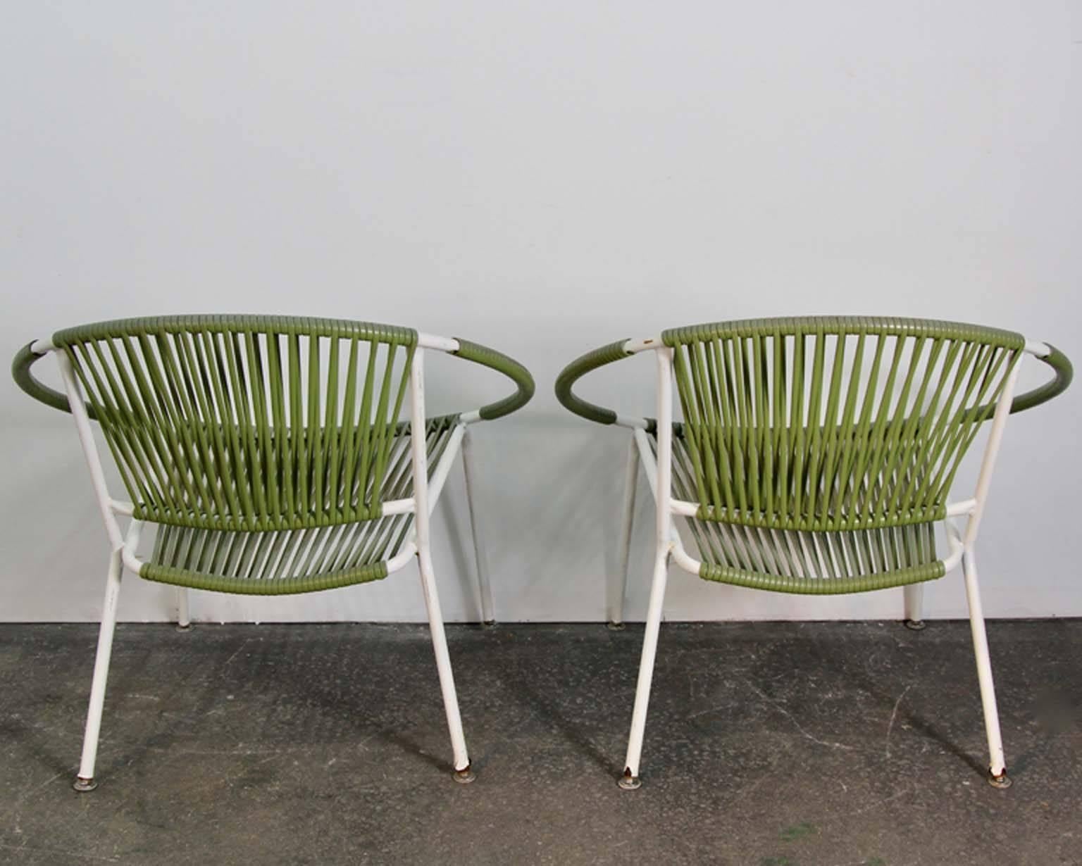 Modernist Pair of Hoop Chairs with Pebble Glass Snack Table Patio Set In Good Condition For Sale In Bridport, CT