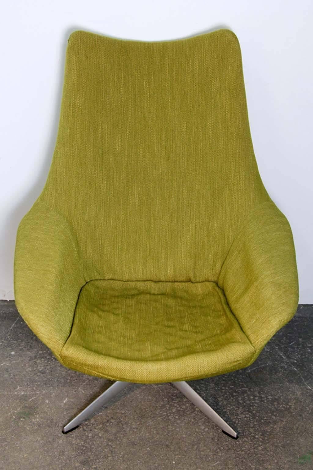 Early Saarinen style with Peridot upholstery swivel lounge chair.