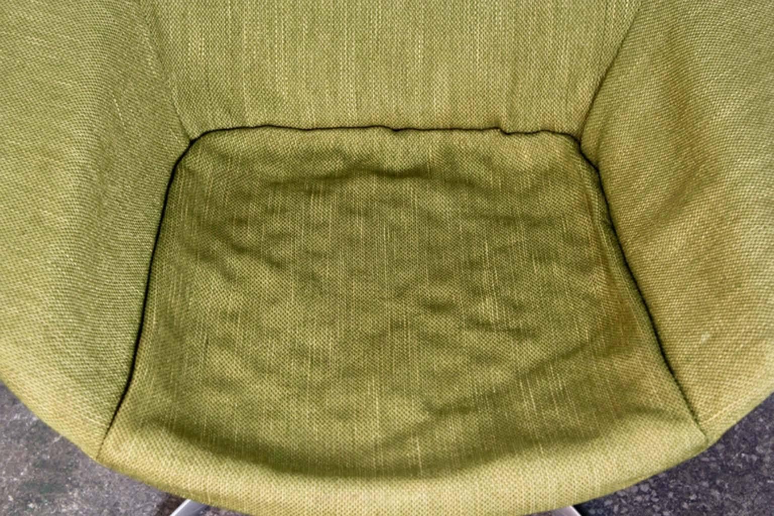 Mid-Century Modern Saarinen Style Peridot Green Early Upholstered Swivel Chair For Sale
