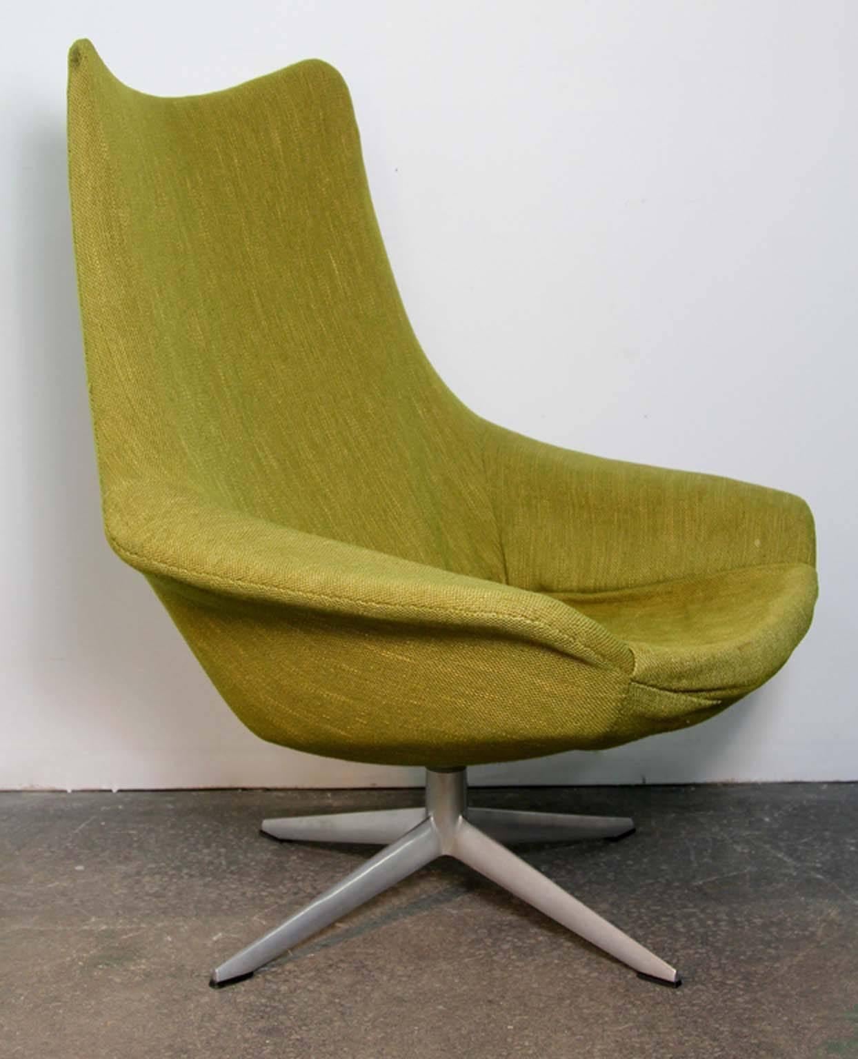 Saarinen Style Peridot Green Early Upholstered Swivel Chair In Fair Condition For Sale In Bridport, CT