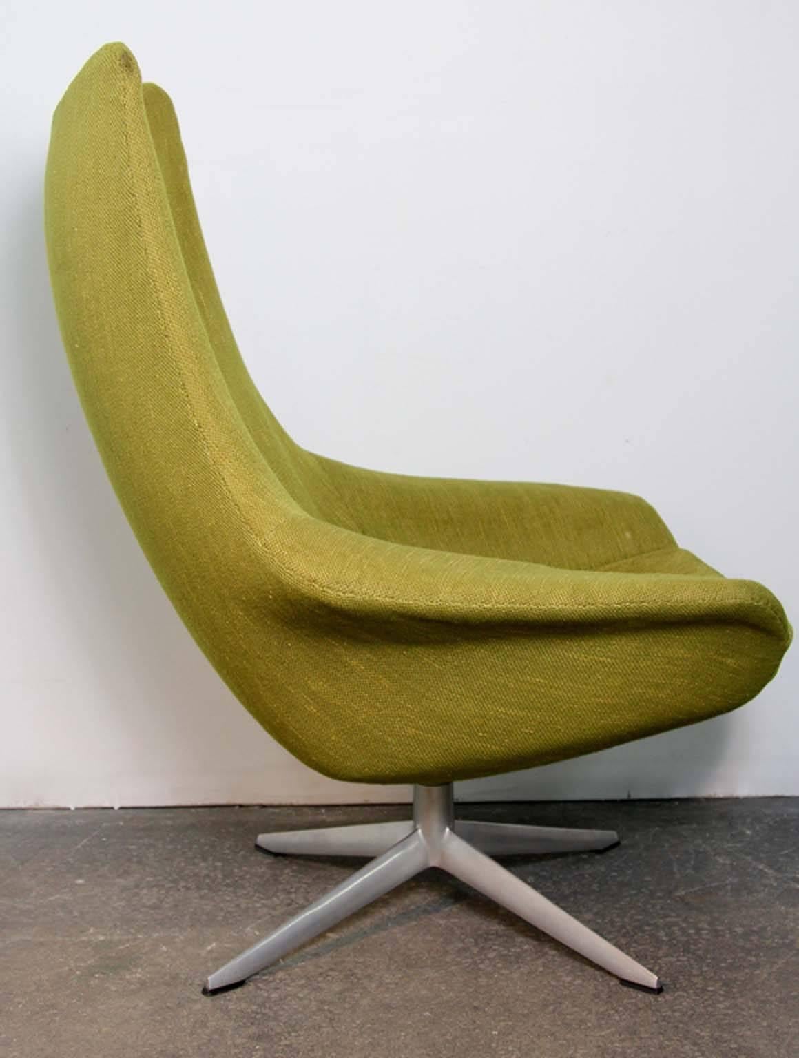 Mid-20th Century Saarinen Style Peridot Green Early Upholstered Swivel Chair For Sale
