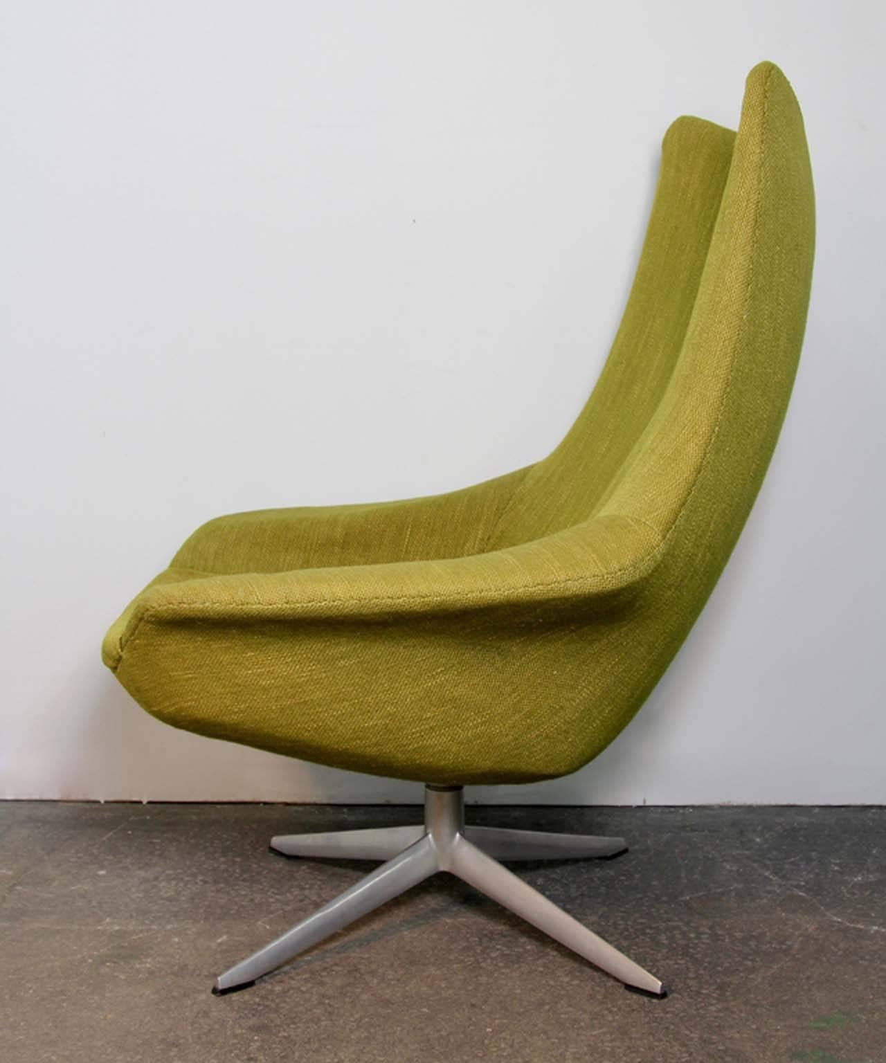 Saarinen Style Peridot Green Early Upholstered Swivel Chair For Sale 1
