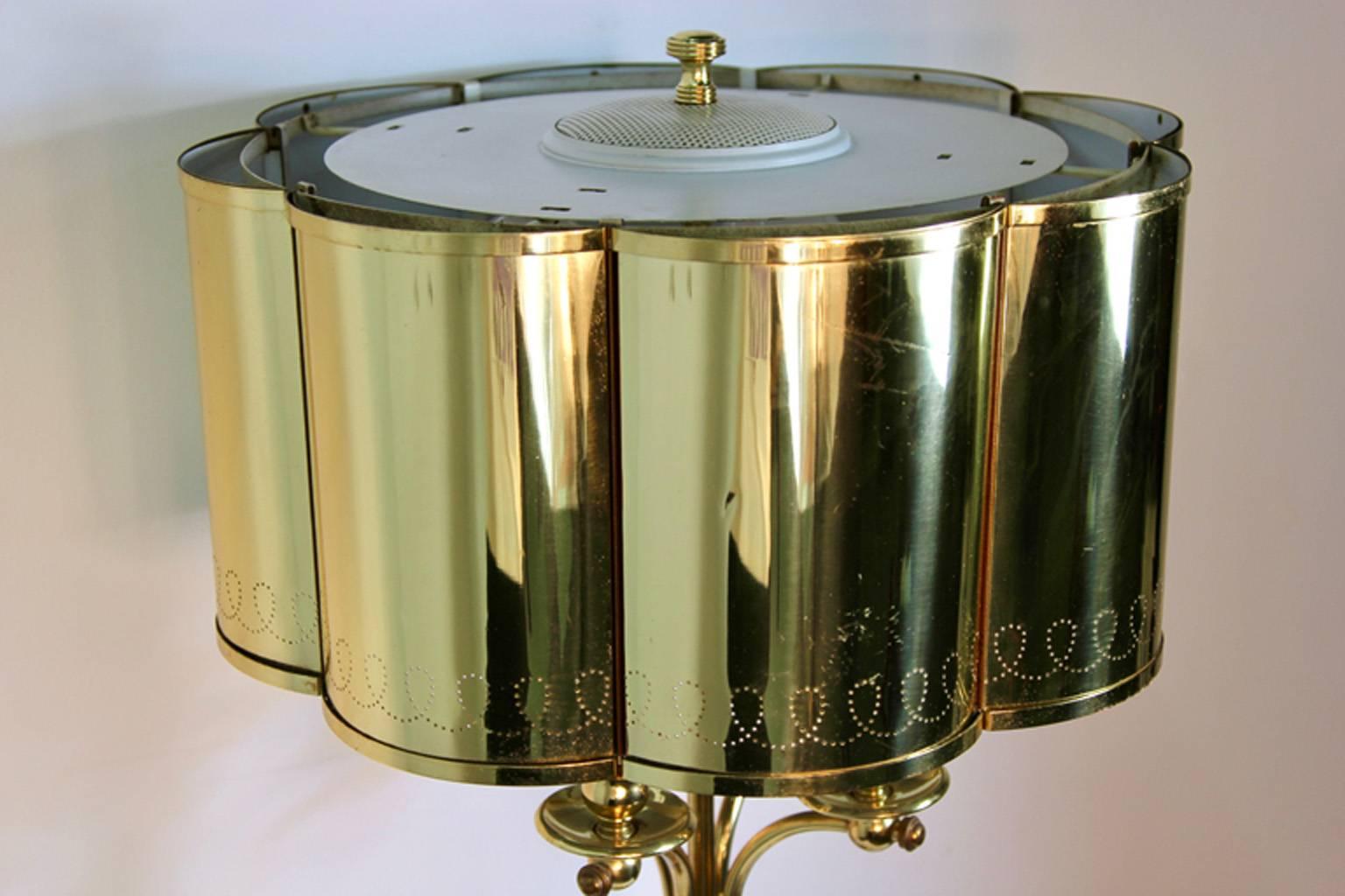 Mid-20th Century Hollywood Regency Brass Table Lamp in the Manner of Paavo Tynell For Sale