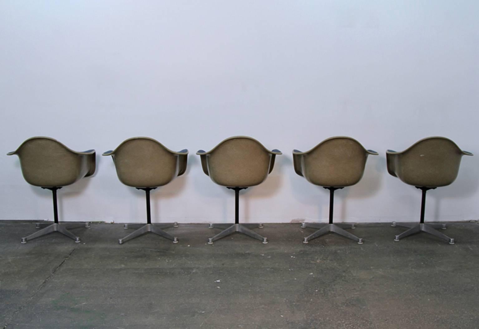 Set of Ten Herman Miller Upholstered Shell Chairs on Swivel X-Bases, Mid-Century In Excellent Condition In Bridport, CT