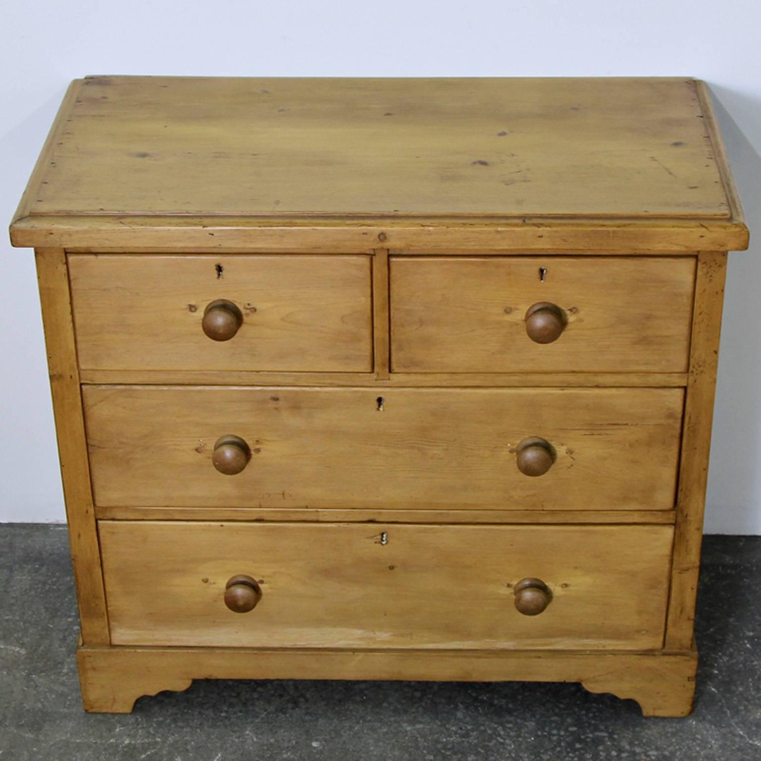 Wonderful small English pine chest of drawers in excellent condition. Great as an end table or nightstand.