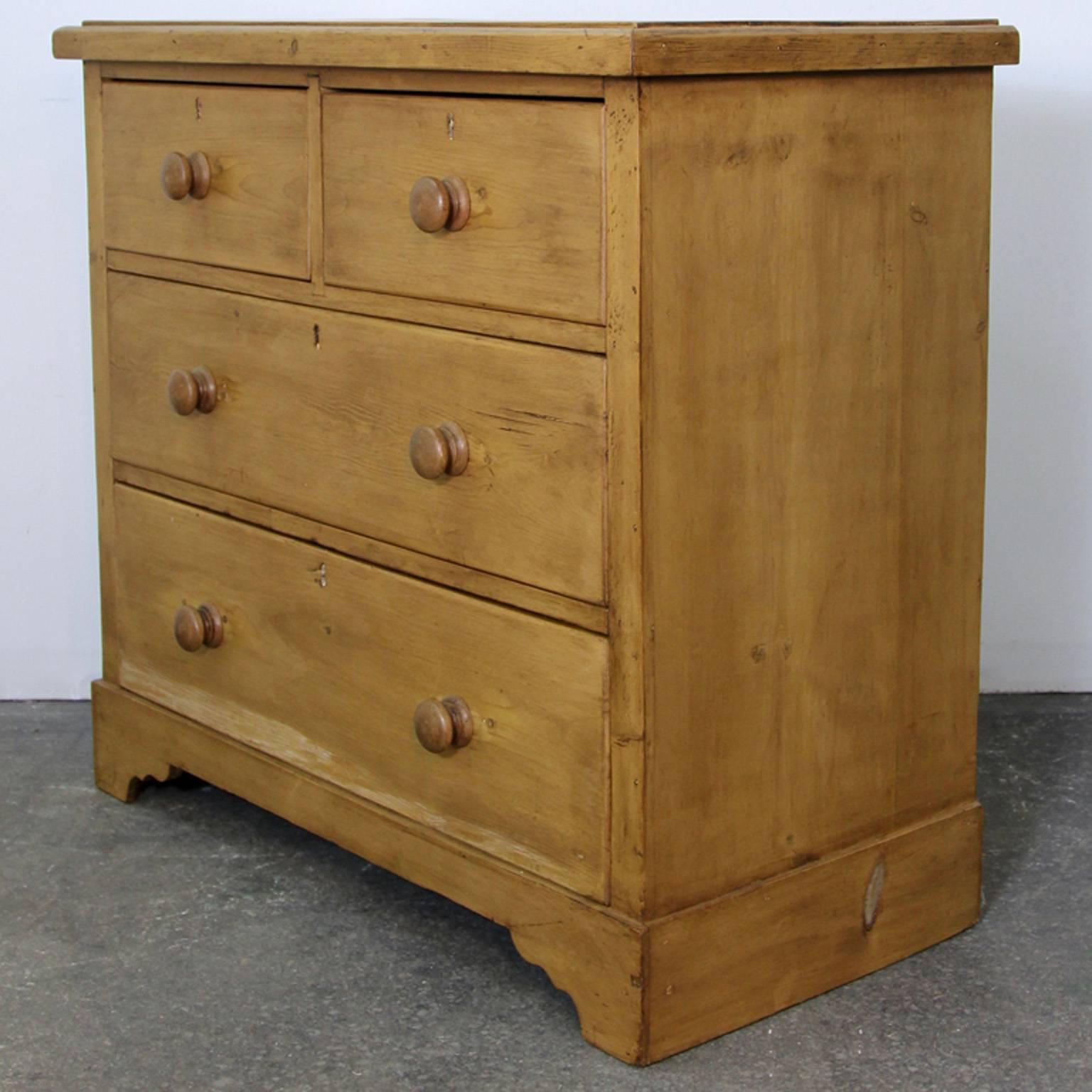 Small English Pine Chest of Drawers In Excellent Condition In Bridport, CT