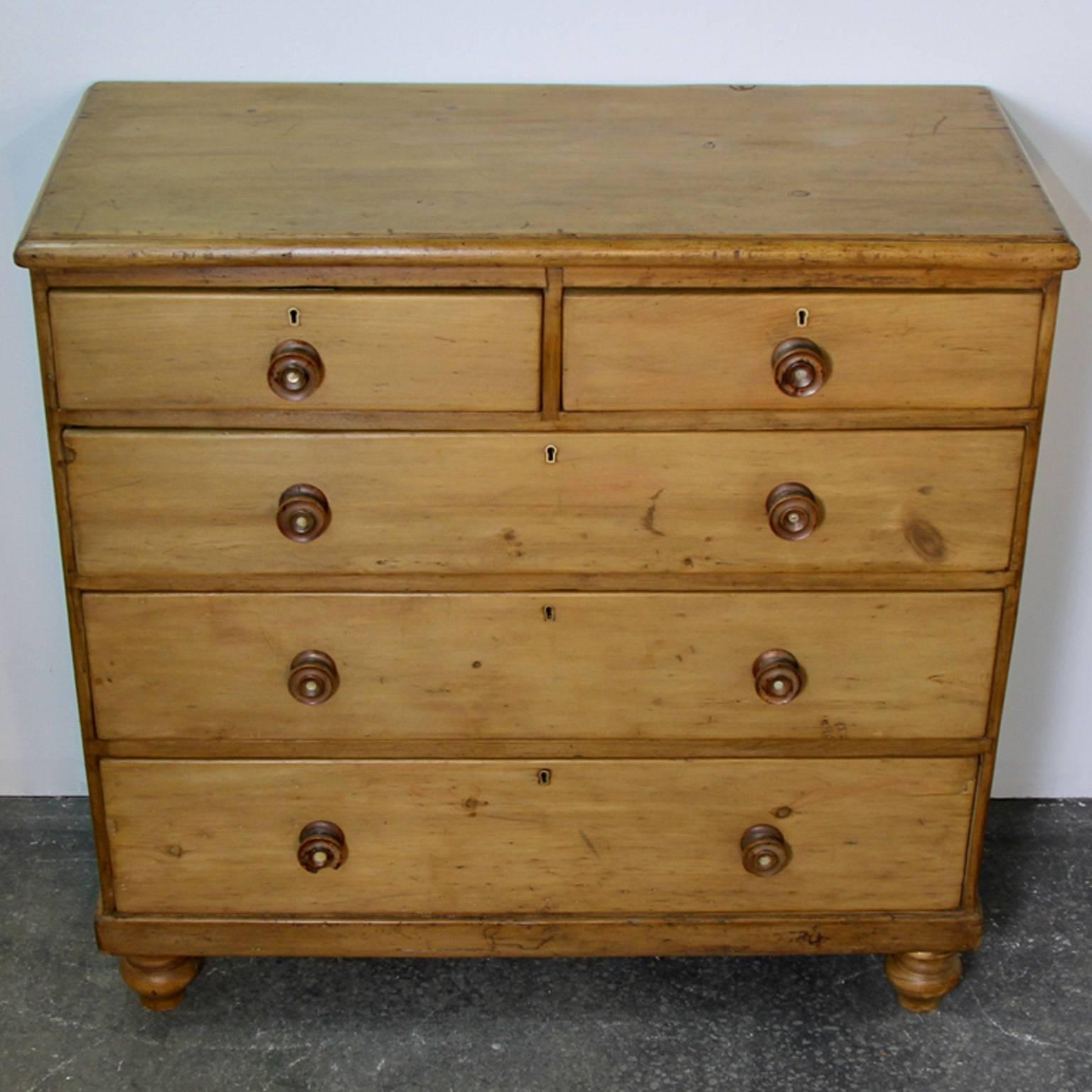 Superb English pine chest of drawers in excellent condition, circa 1880.