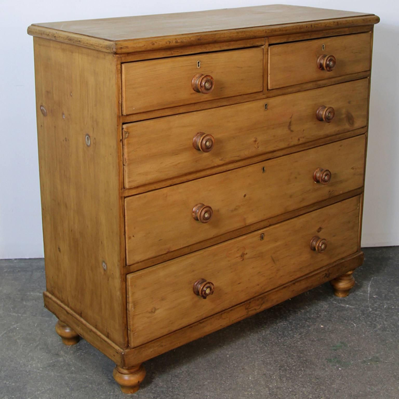 English Pine Chest of Drawers In Excellent Condition In Bridport, CT