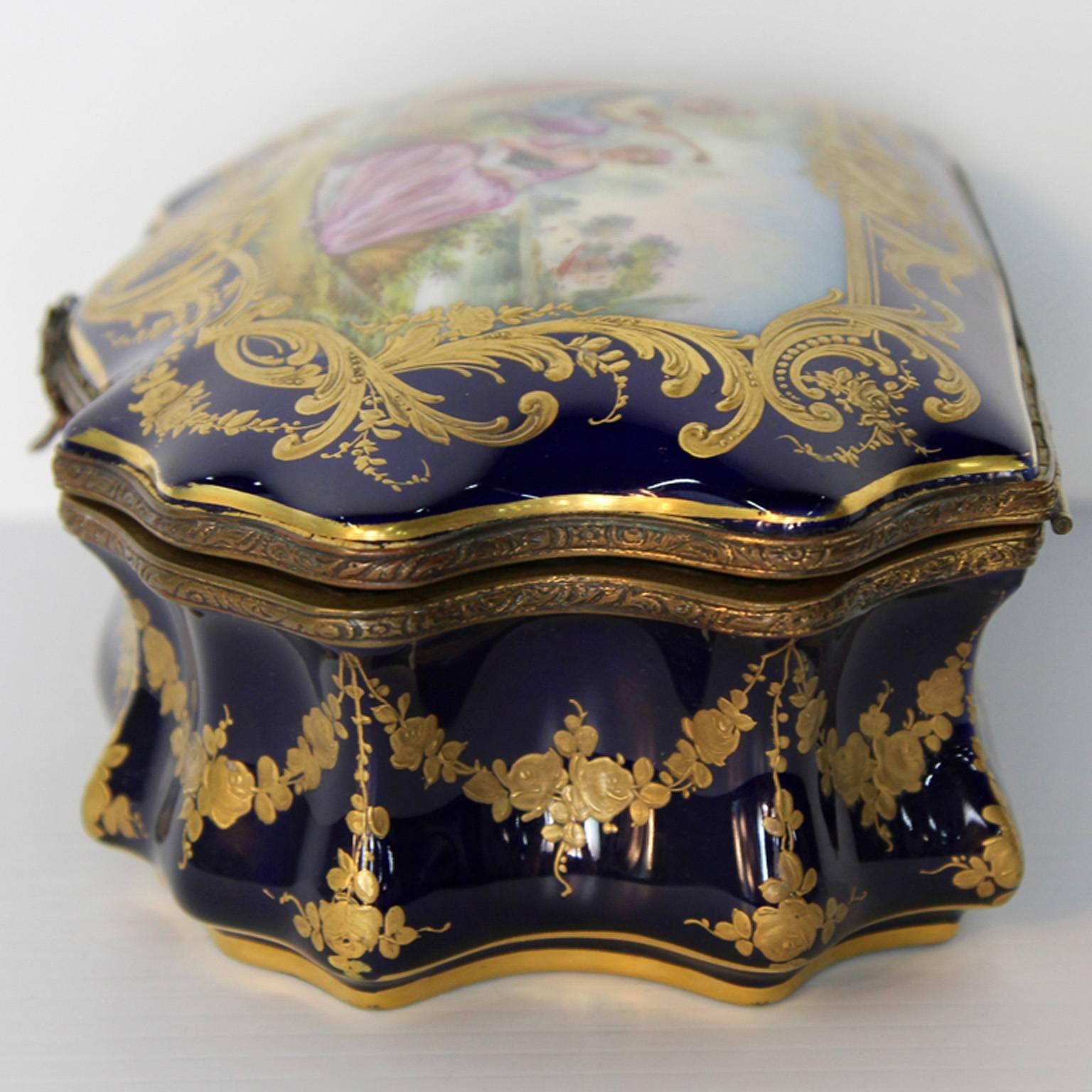Antique Sevres Royal Imperial Cobalt Jewelry Box In Excellent Condition For Sale In Bridport, CT