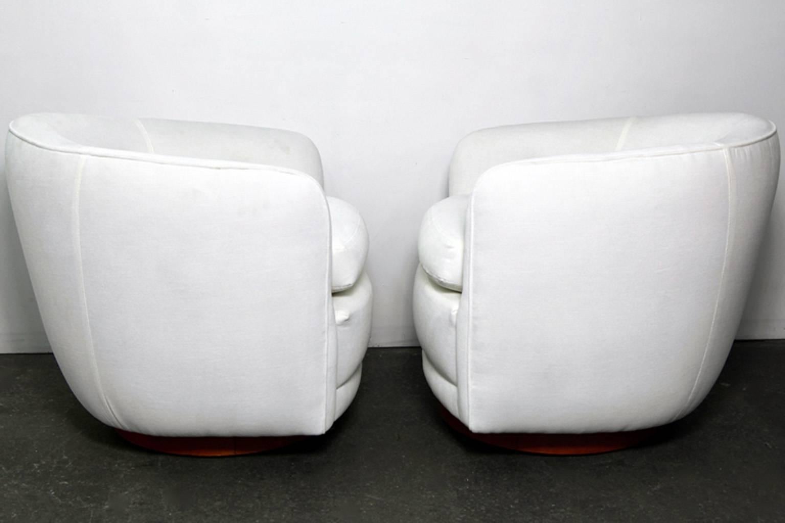 Mid-Century Modern Rare Pair of Milo Baughman Swivel Lounge Chairs