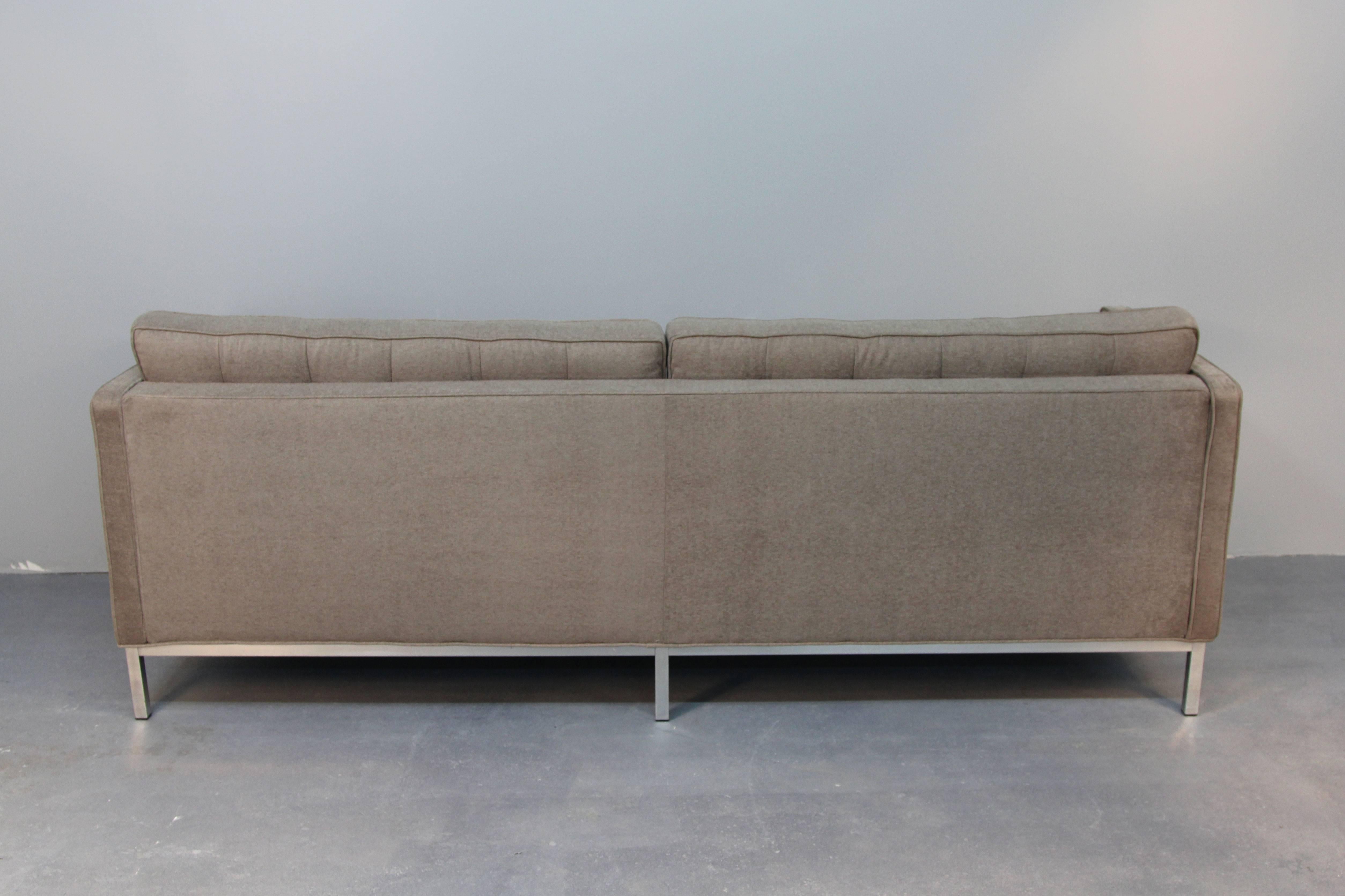 Modern Tweed Upholstered Knoll Style Sofa In Excellent Condition In Bridport, CT