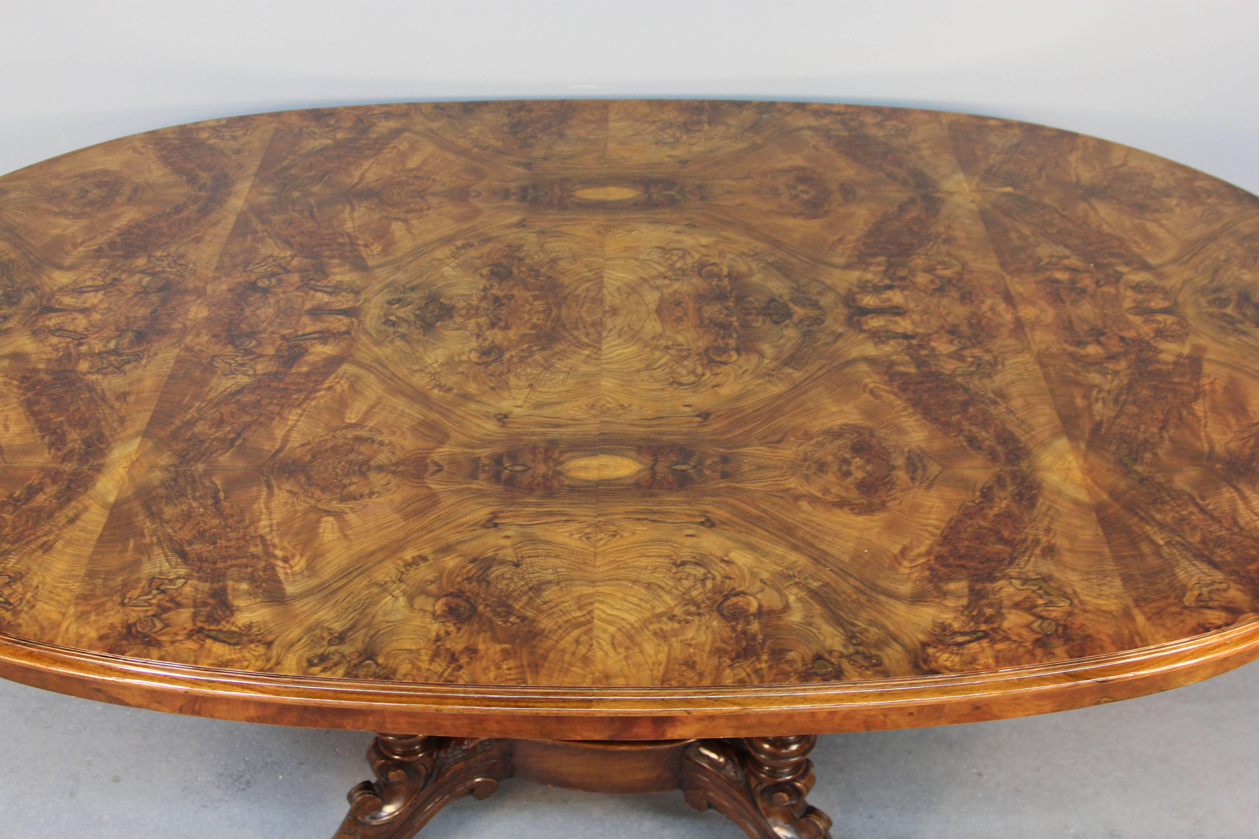 Walnut Dining Room Table In Excellent Condition For Sale In Bridport, CT
