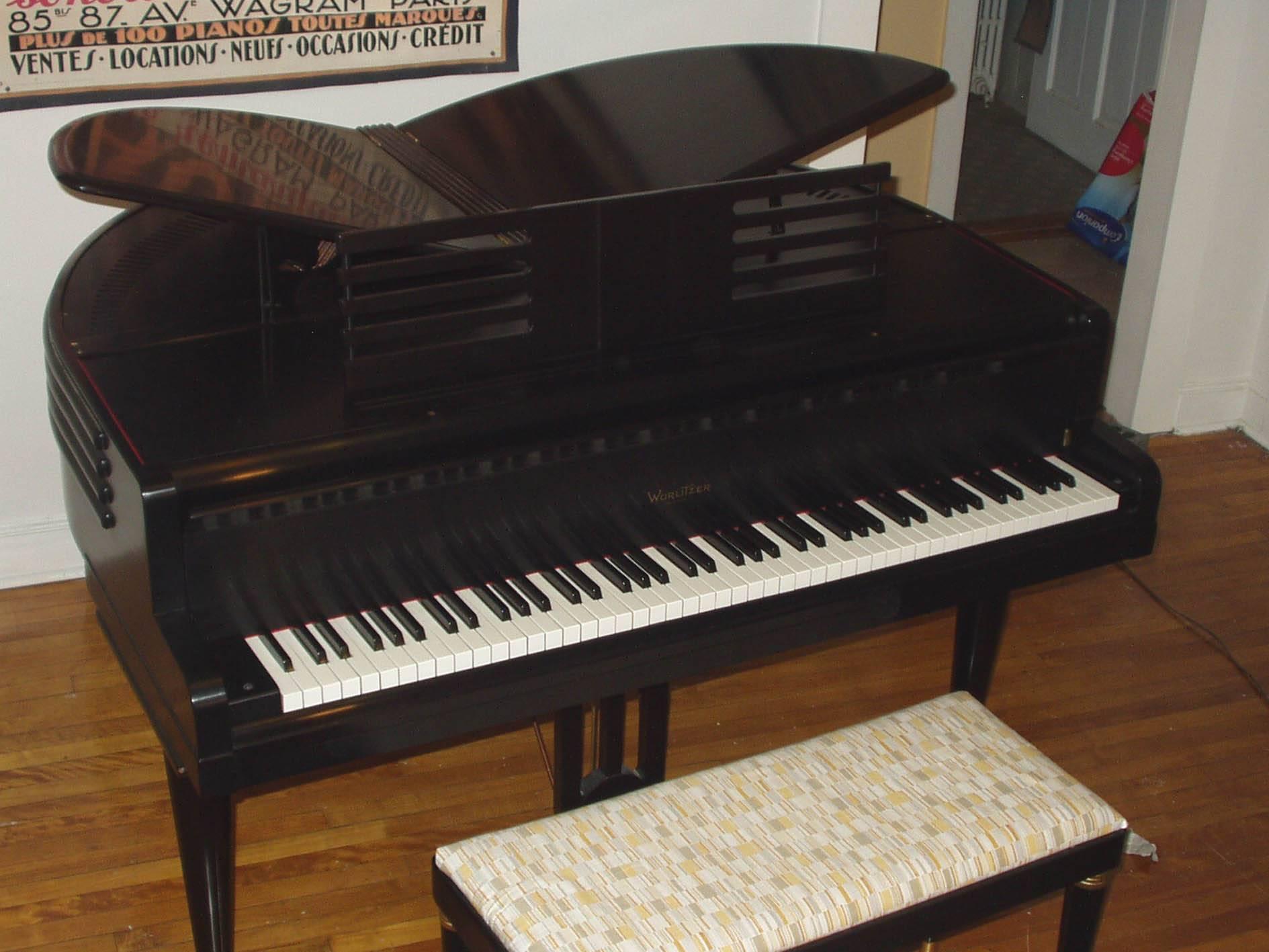 Wurlitzer “Butterfly” Baby Grand Piano In Excellent Condition In Norwalk, CT