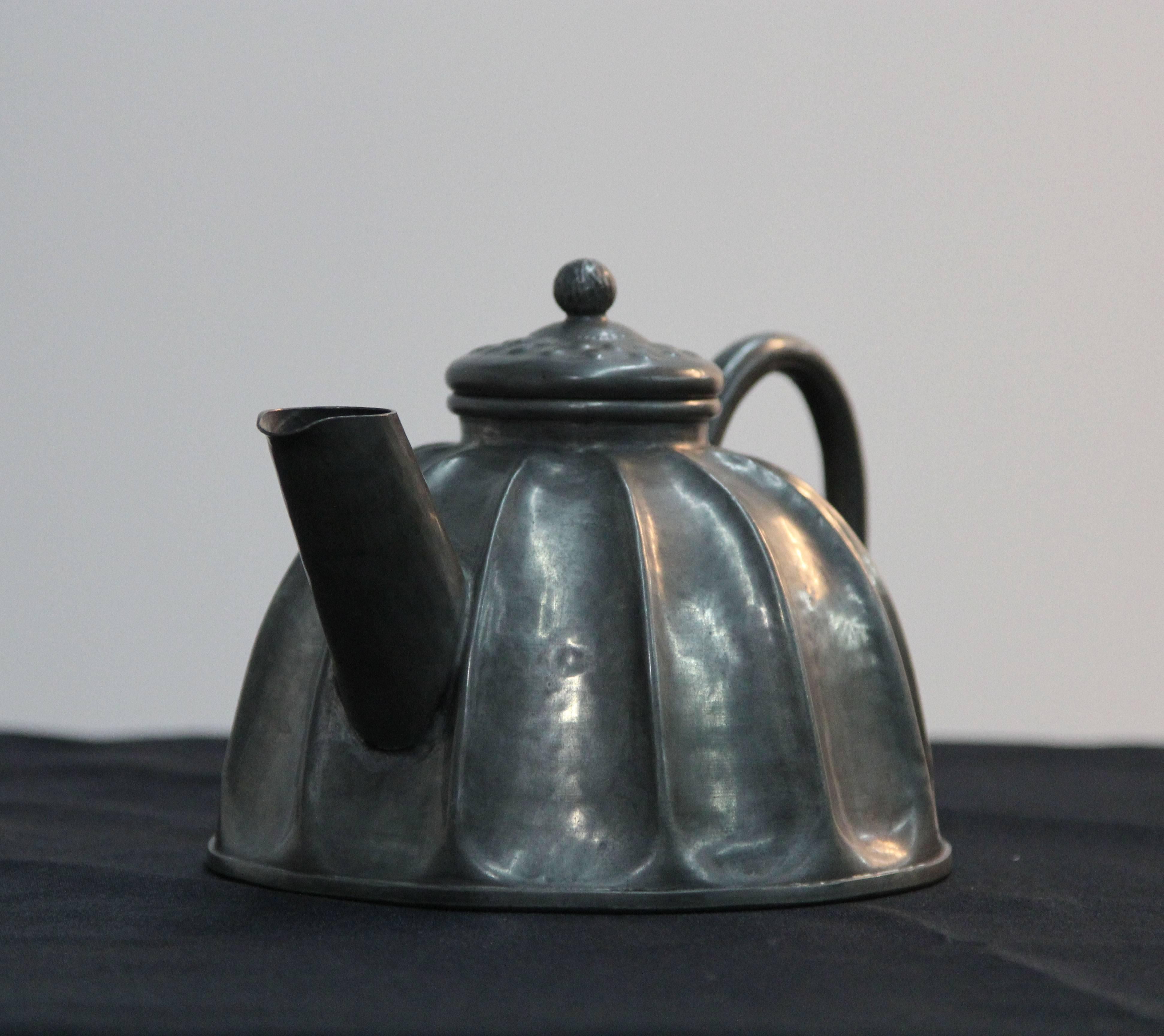 Pewter Tea Pot In Excellent Condition In Bridport, CT