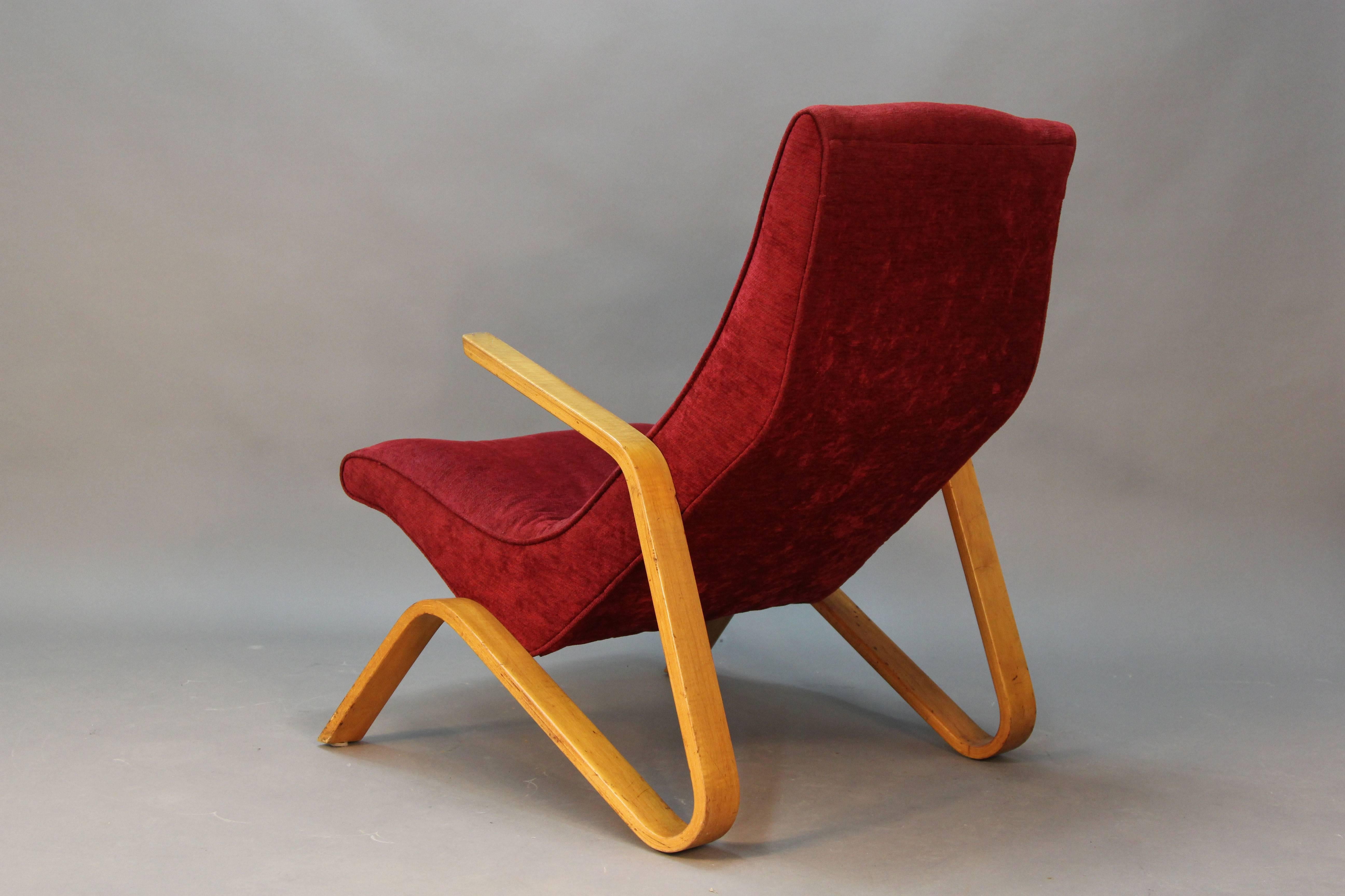 Designed for Knoll in 1946. The grasshopper is the first chair Saarinen designed in a series of sculptural chairs created for Knoll throughout the 1940s and 1950s. Knoll manufactured the chair and ottoman for 19 years and ended its production in