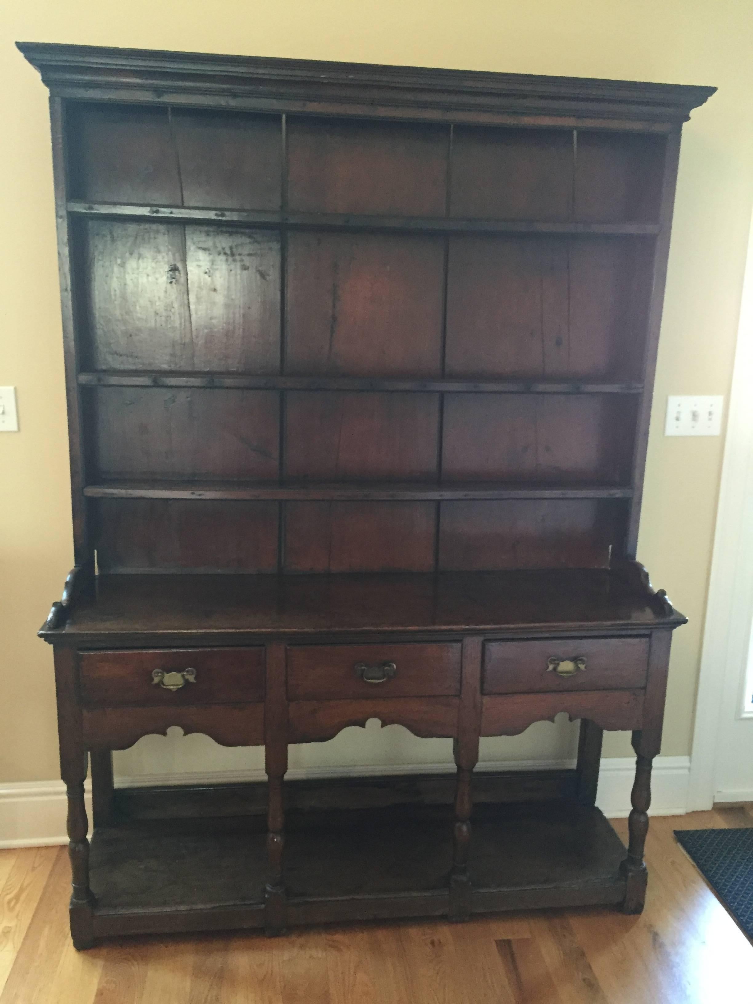 Rare Small Welsh Oak Dresser with rack and  potboard to base c.1770 In Excellent Condition In Bridport, CT