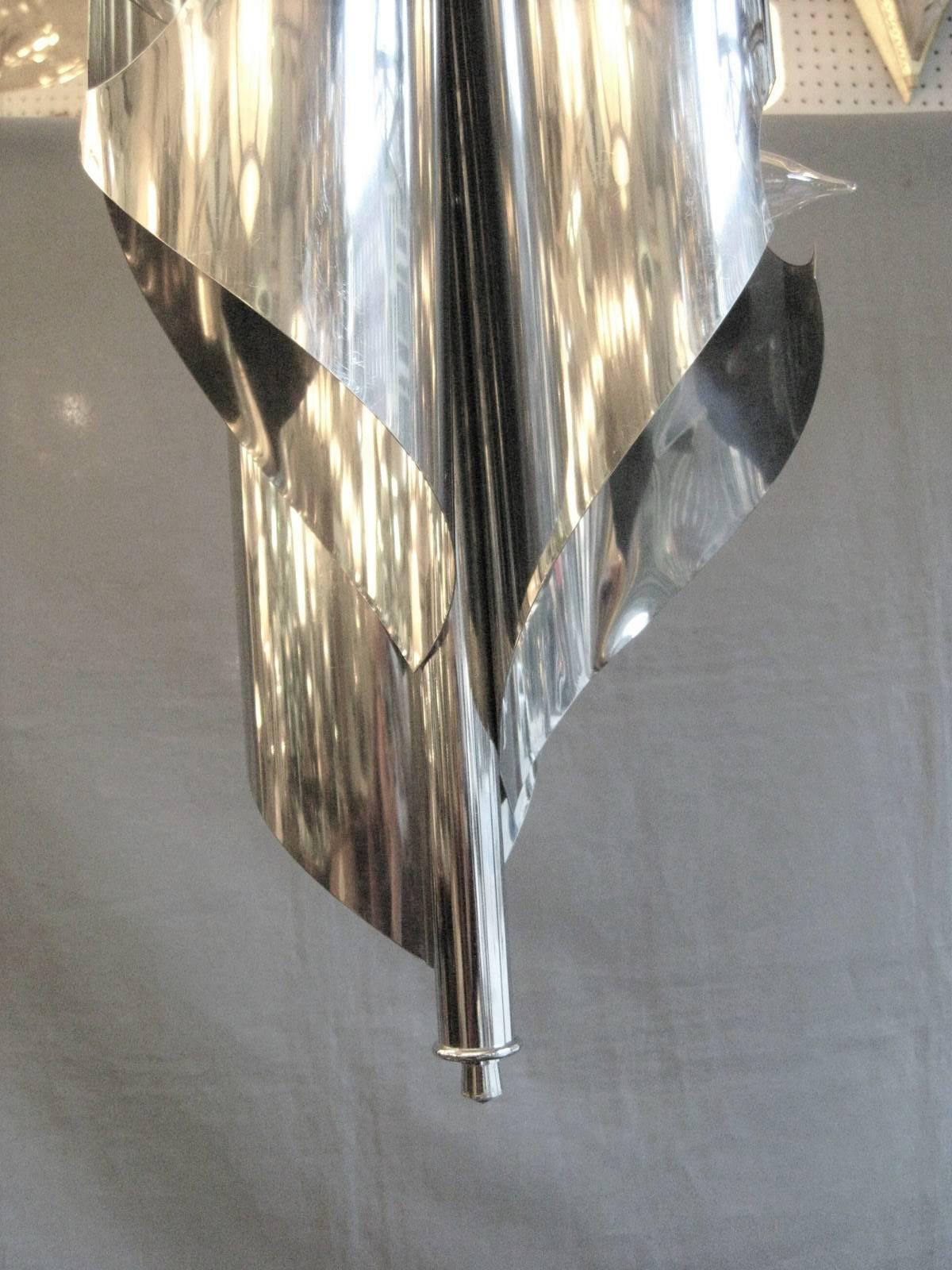 Cromo Lampadario a sospensione scultoreo placcato in cromo, stile Maison Charles in vendita