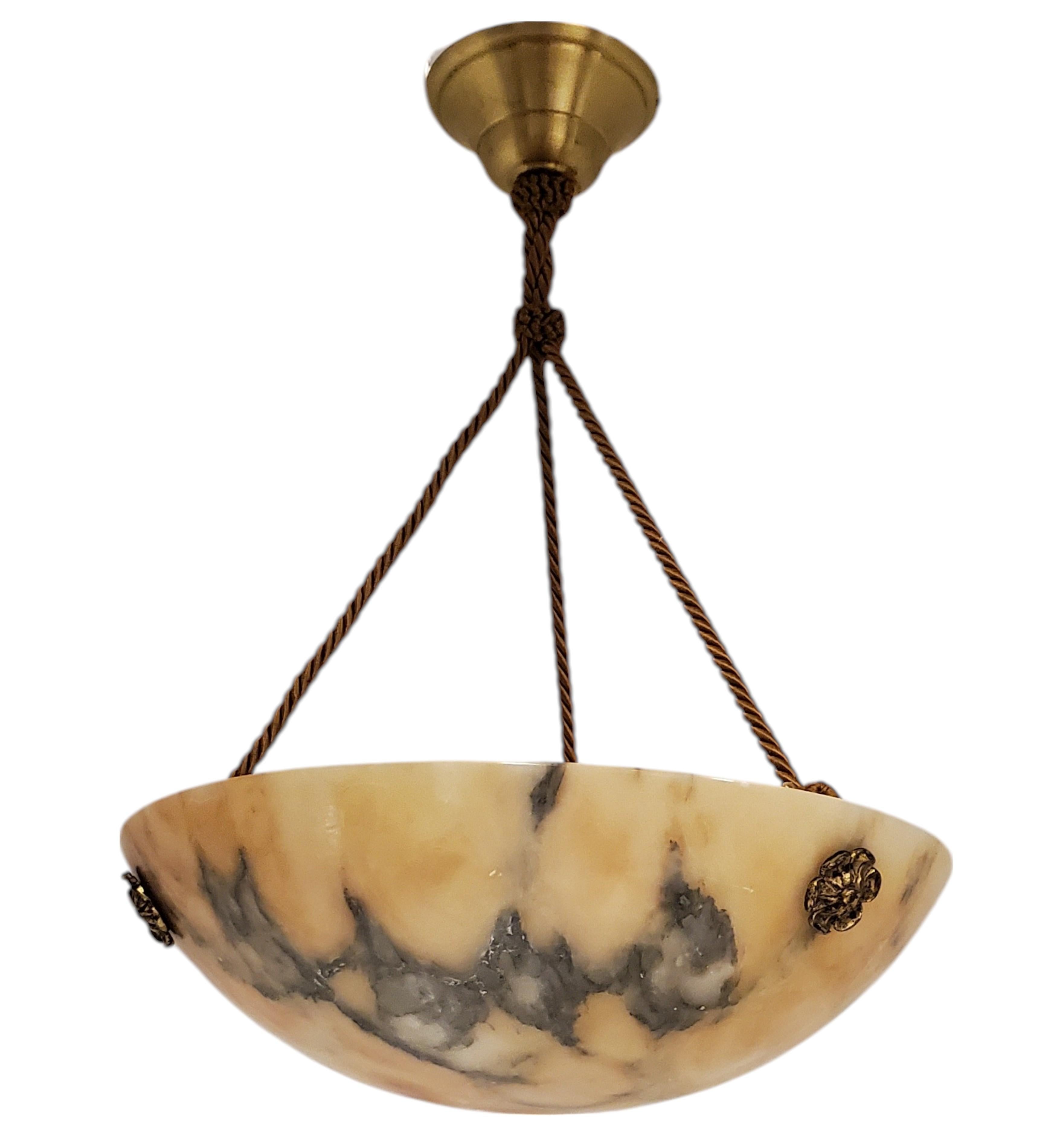Dieser originelle französische Art-Déco-Anhänger besteht aus einer anmutig geformten Alabasterschale, die sich durch eine bezaubernde Mischung aus hellen goldenen Honig- und Karamelltönen auszeichnet. Kräftige und satte cognac- und anthrazitfarbene