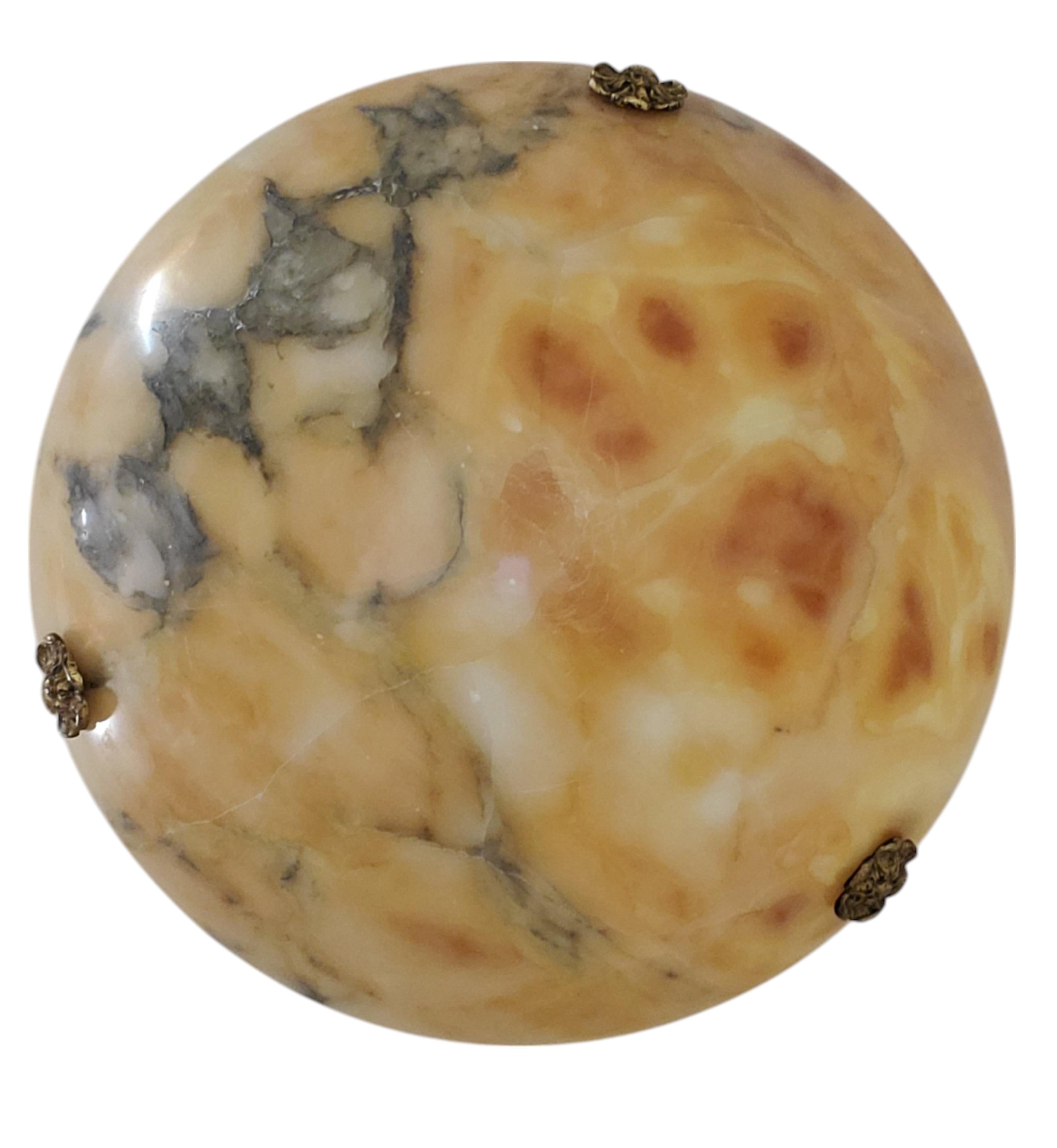 Französisches butterscotchfarbenes und grau geädertes Original-Alabasterkoupe mit Goldkordel im Zustand „Gut“ im Angebot in New York City, NY