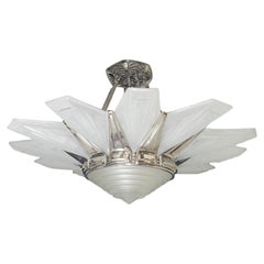 Un imponente lampadario Art Déco a 12 pannelli in vetro artistico smerigliato e nichel