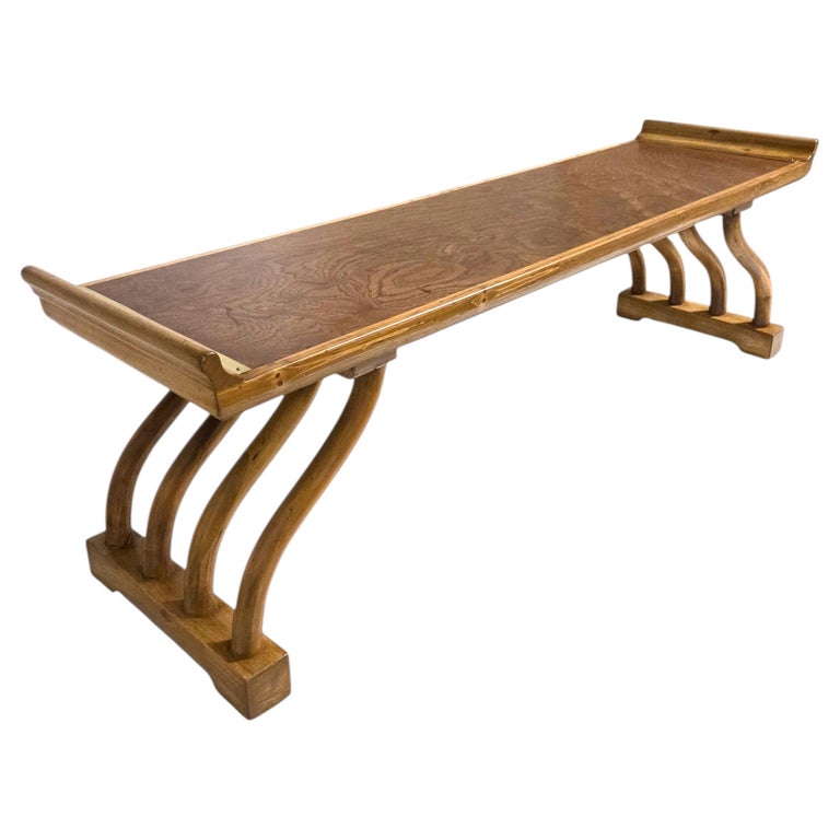 Bank/Sitz/niedriger Zataku-Esstisch im Holzmaserungs-Design der 1960er Jahre mit Messingverzierungen und geschwungenen Beinen im Angebot bei 1stDibs Deutschland